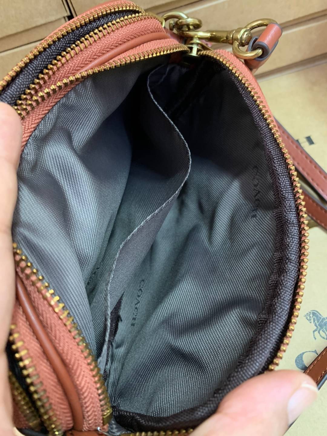 COACH CROSSBODY CLUTCH IN SIGNATURE BAG 💋รุ่นฮิต+สีหายากค่ะ!! กระเป๋าสะพาย+คล้องมือได้ วัสดุหนังแท้ผสมpvcค่ะ มีช่องซิปคู่ ภายในช่องใส่มือถือได้ทุกรุ่น;กระเป๋าเงินใบสั้นได้ ใส่ของจำเป็นสาวๆได้ครบค่ะ มีช่องเสียบบัตร2ช่อง และช่องโล่งให้ใส่ของจุกจิกค่