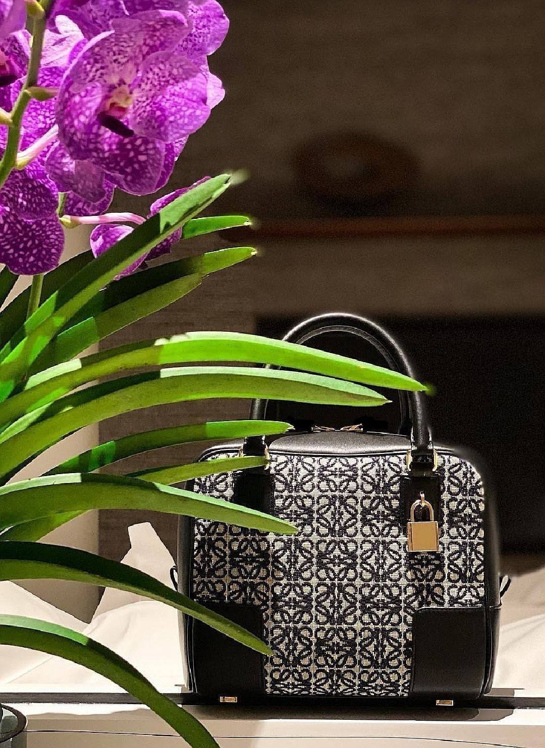 LOEWE ANAGRAM BAG VIP GIFT WITH PURCHASE (GWP) ไอเท็มใหม่! ดีไซน์สวยหรูคงเอกลักษณ์ด้วยวัสดุ Anagram Canvas Jacquard Fabric ผสมผสานหนังแท้ Calfskin ลงตัวสุดคลาสสิค เปิดปิดด้วยซิปแบรนด์อะไหล่ทองขนาดกำลังดี น้ำหนักเบา ใส่กระเป๋าสตางค์ใบยาว มือถือ ของใช้ได้เย