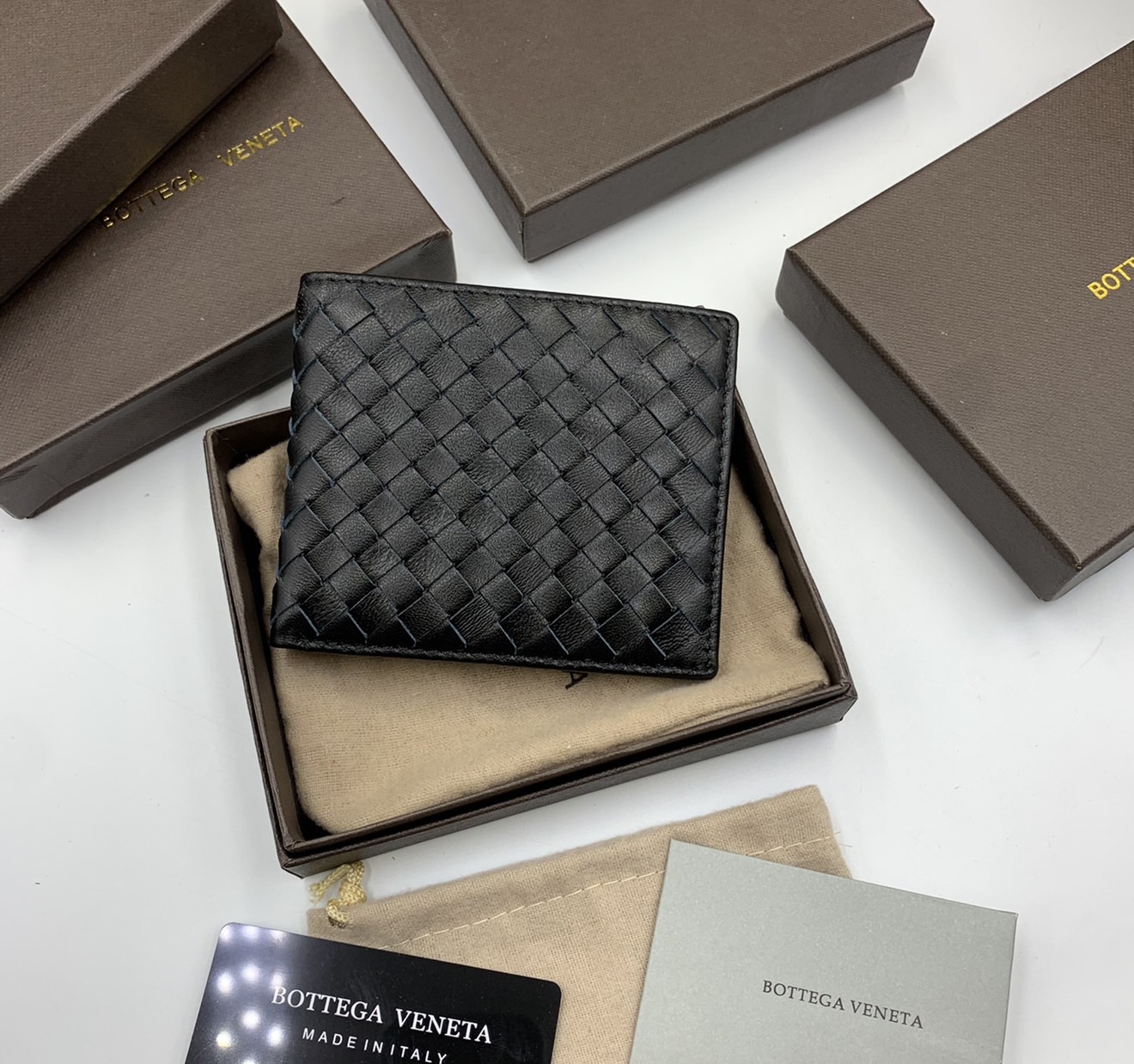 หนังแท้ BOTTEGA VENETA WALLET / BV Wallet พร้อมส่งที่ไทย กระเป๋าสตางค์ใบสั้นคุณผู้ชาย รุ่นตามหา มาเท่าไหร่ไม่เคยพอเลยค่า เป็นรุ่นคลาสสิกที่หยิบมาใช้งานได้บ่อยที่สุด งานหนังลูกวัวแท้ทั้งใบ ใช้ทนทานได้นาน ใช้ทนทานได้นานภาพสินค้าถ่ายจากงานขายจริง ใช้งานต่างป