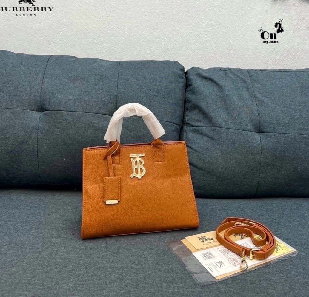 VIP 🥂 Burberry Mini Leather Frances Bag / Burberry shoulder bag กระเป๋าสะพายทรงtote หน้าติดอะไหล่แบรนด์สีทองหรู งานจริงสวยเลอค่ามากๆไม่ผิดหวัง Rare items เด็ดๆแบบนี้ห้ามพลาดนะคะ!