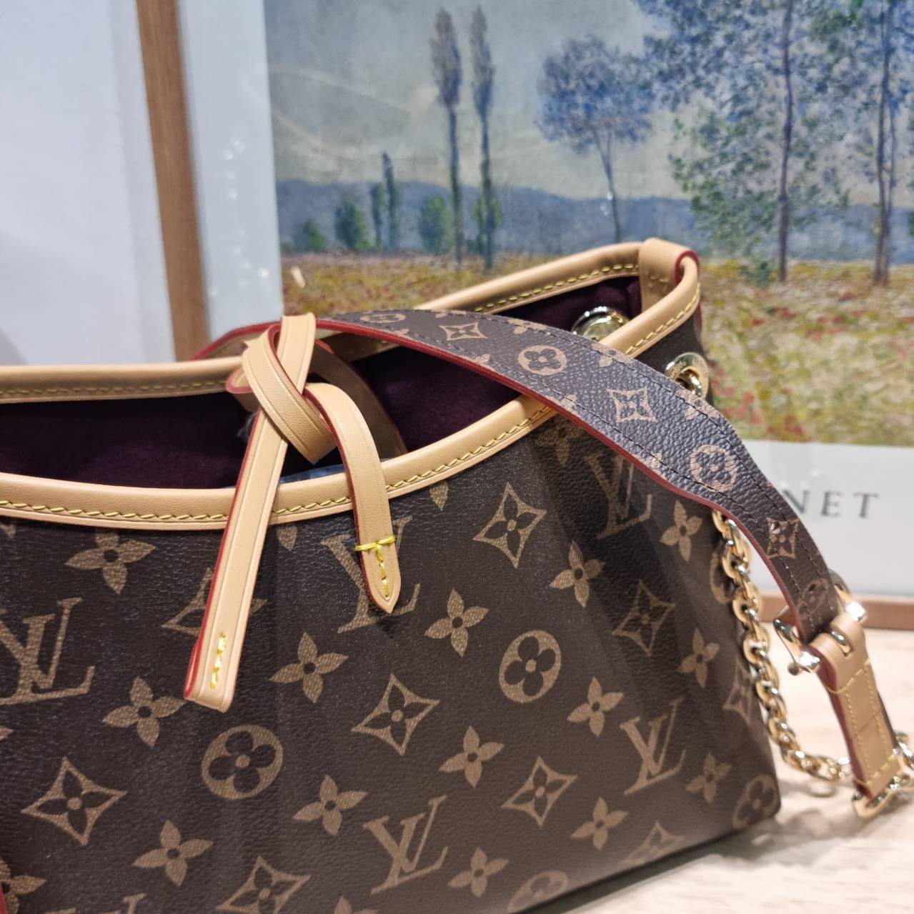 LV CARRYALL BB ใหม่ล่าสุด รุ่นลิมิเต็ดที่สาวๆตามหา จากเคาน์เตอร์ dutyfree ซึ่งเป็นดีไซน์ใหม่ 2025 กระเป๋าสะพายไหล่ทรงสวย ดีไซน์เรียบง่ายคลาสสิค หรู ดูผู้ดี รูปทรงใช้งานง่าย