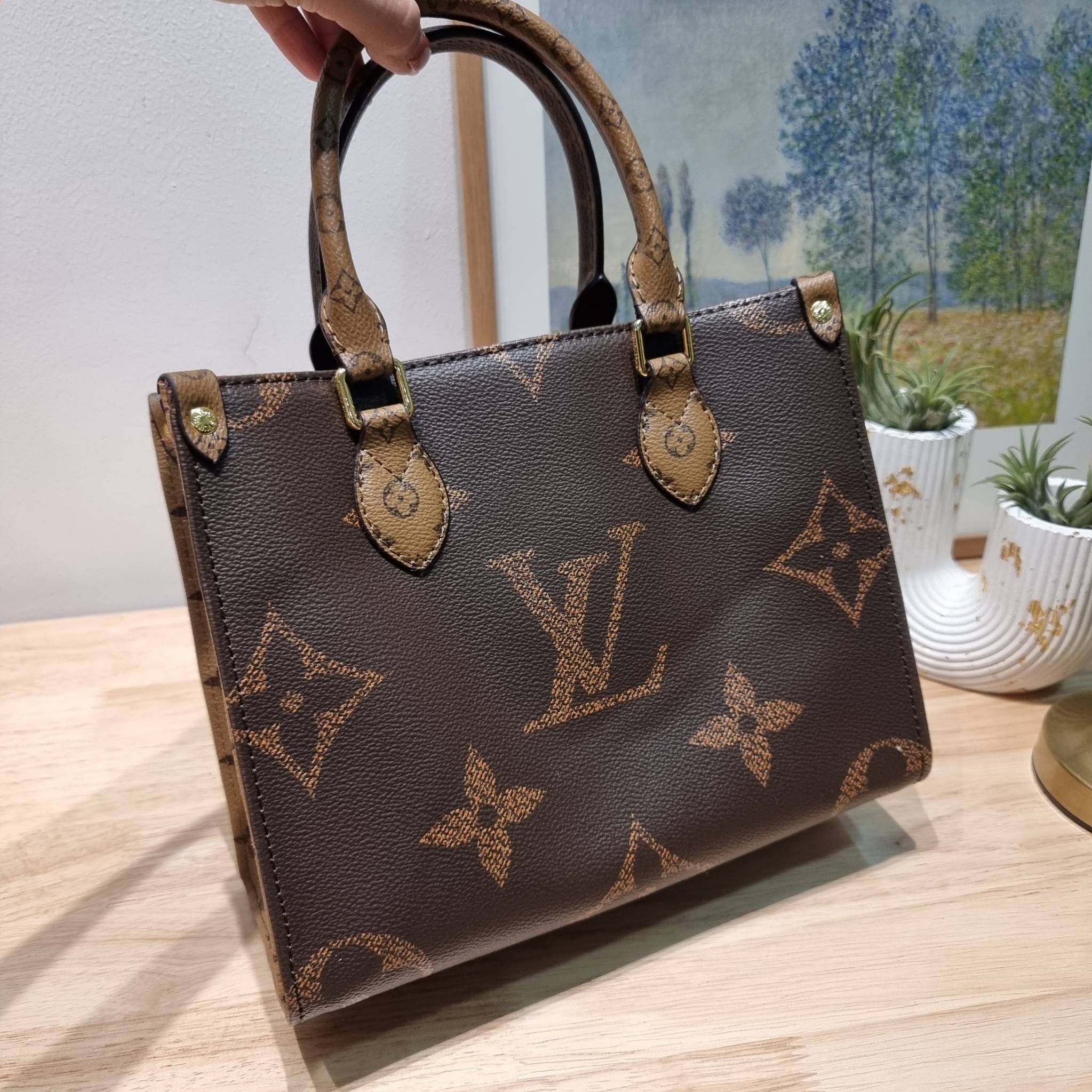LV Onthego Small Bag กระเป๋าทรงโท้ทดีไซน์ใหม่ พร้อมสายสะพายสปอร์ตและใบลูก LV small tote with strap โทนสีคลาสสิคใช้งานง่าย ตอบโจทย์ได้ทุกลุค ทุกสไตล์