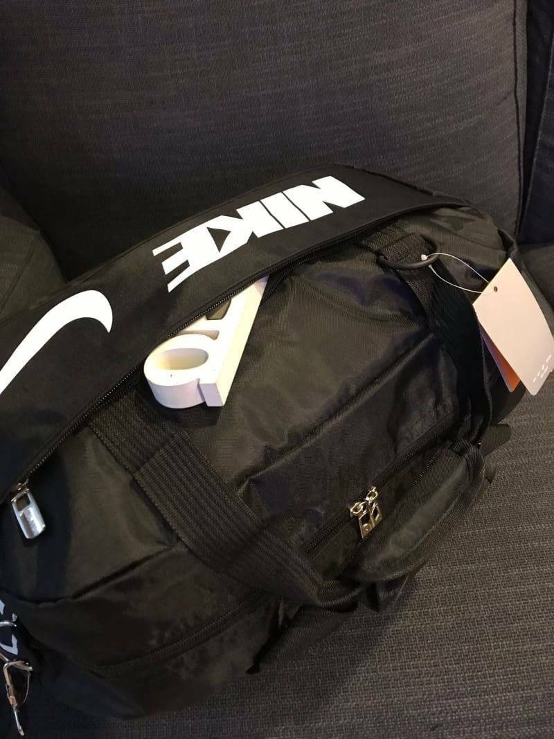 NIKE TRAVEL BAG กระเป๋าเดินทางสะพายสไตล์ Sport ใบใหญ่ วัสดุ NYLON + POLYESTER ด้านหน้าสกรีนโลโก้แบรนด์พร้อมช่องซิปใช้งานง่าย ช่องใหญ่เปิดปิดด้วยซิปคู่ ภายในกว้าง ใส่เสื้อผ้าสำหรับเดินทาง หรืออุปกรณ์เล่นกีฬาและฟิตเนสได้ มาพร้อมสายสะพายปรับได้ฟรีไซส์ ใบใหญ่