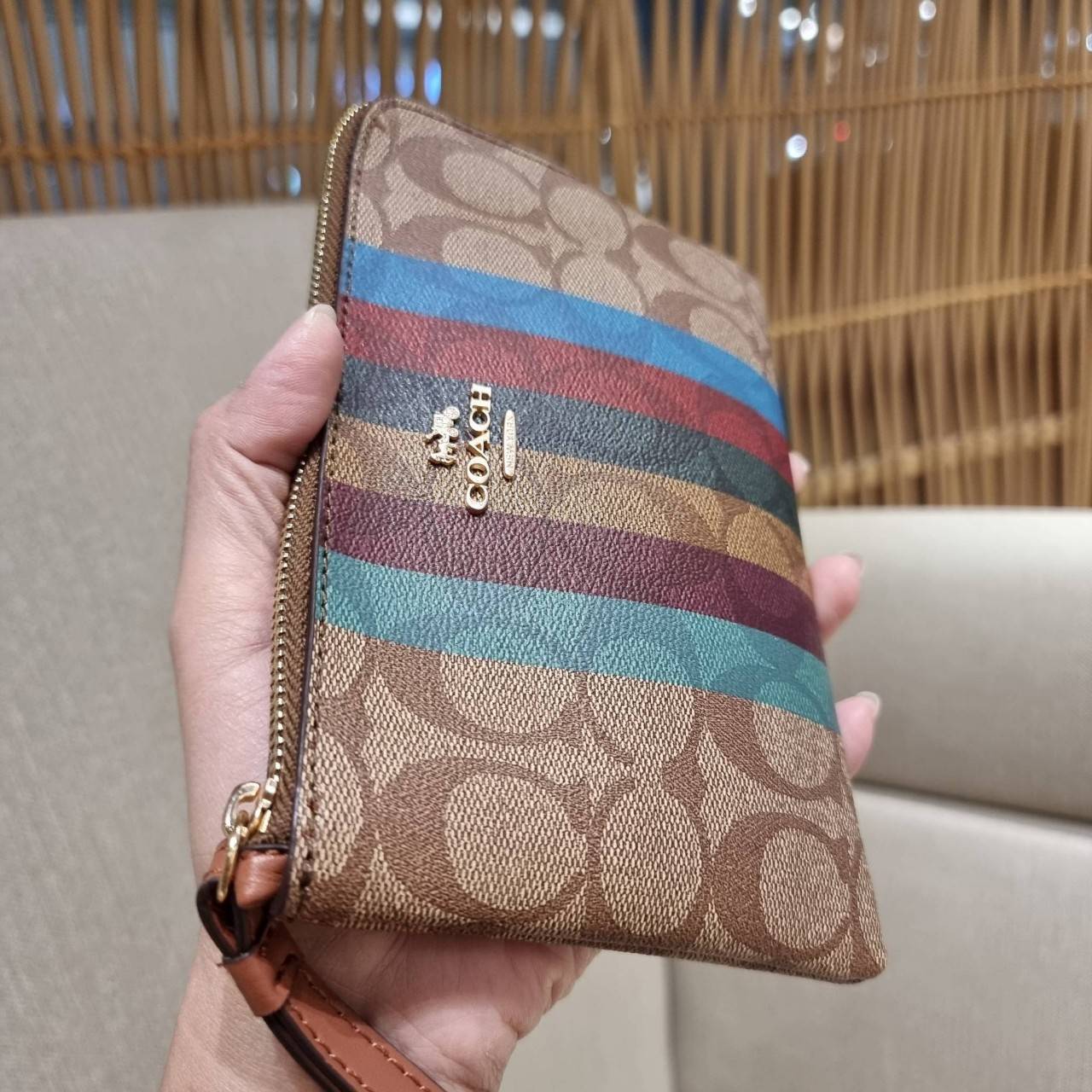 COACH C5624 LARGE CORNER ZIP WRISTLET IN SIGNATURE CANVAS WITH STRIPE สีใหม่กับคอลเลคชั่นที่ปังข้ามปี ฮิตไม่เลิก!! กระเป๋าคล้องมือ ดีไซน์ลายแถบสี สดใสน่าใช้มาก!! ขนาดเหมาะพกพา วัสดุหนังแคนวาส ภายในใส่ธนบัตร หรือใส่บัตร ใส่เหรียญ ได้หมด!! iphone13 pro ใส่ไ