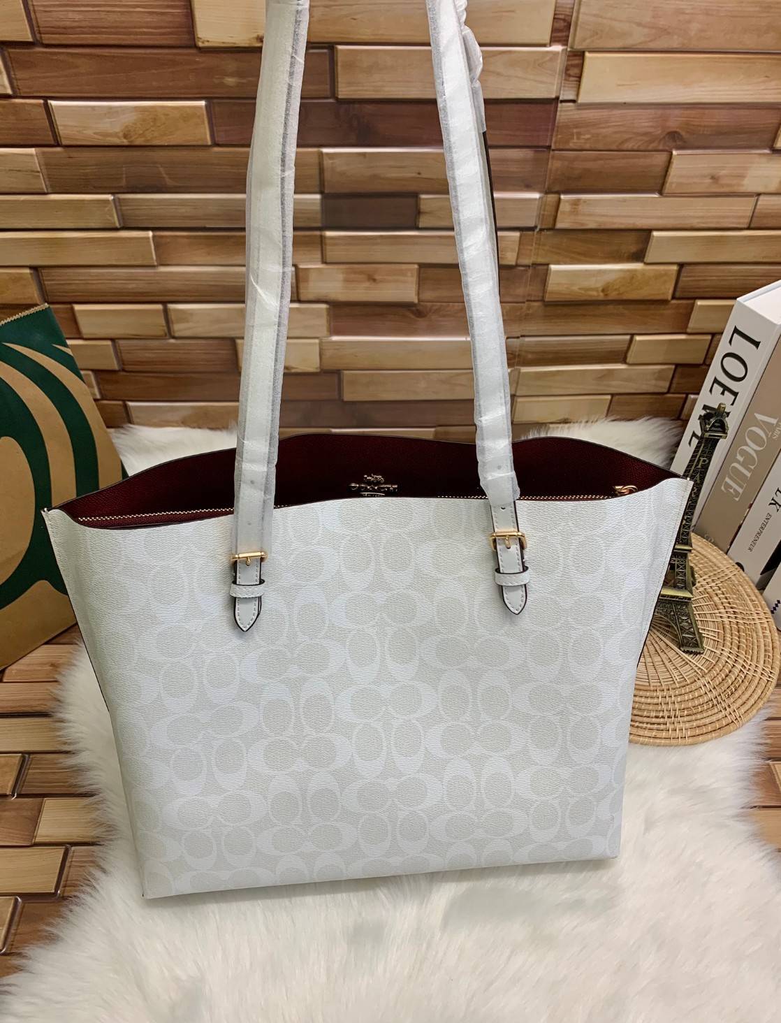 COACH MOLLIE TOTE IN SIGNATURE CANVAS ((1665)) พร้อมส่งอีกครั้ง ห้ามพลาดค่า! กระเป๋าหิ้ว//คล้องไหล่ ใบใหญ่ ทรงTote หนังแท้นิ่มอย่างดีค่ะ ภายในแบ่ง2ช่องใหญ่ สามารถใส่ A4ได้เลย ช่องกว้างมากๆ มีช่องกระเป๋าซิปกลางให้ใส่ของอีกช่องนะคะ