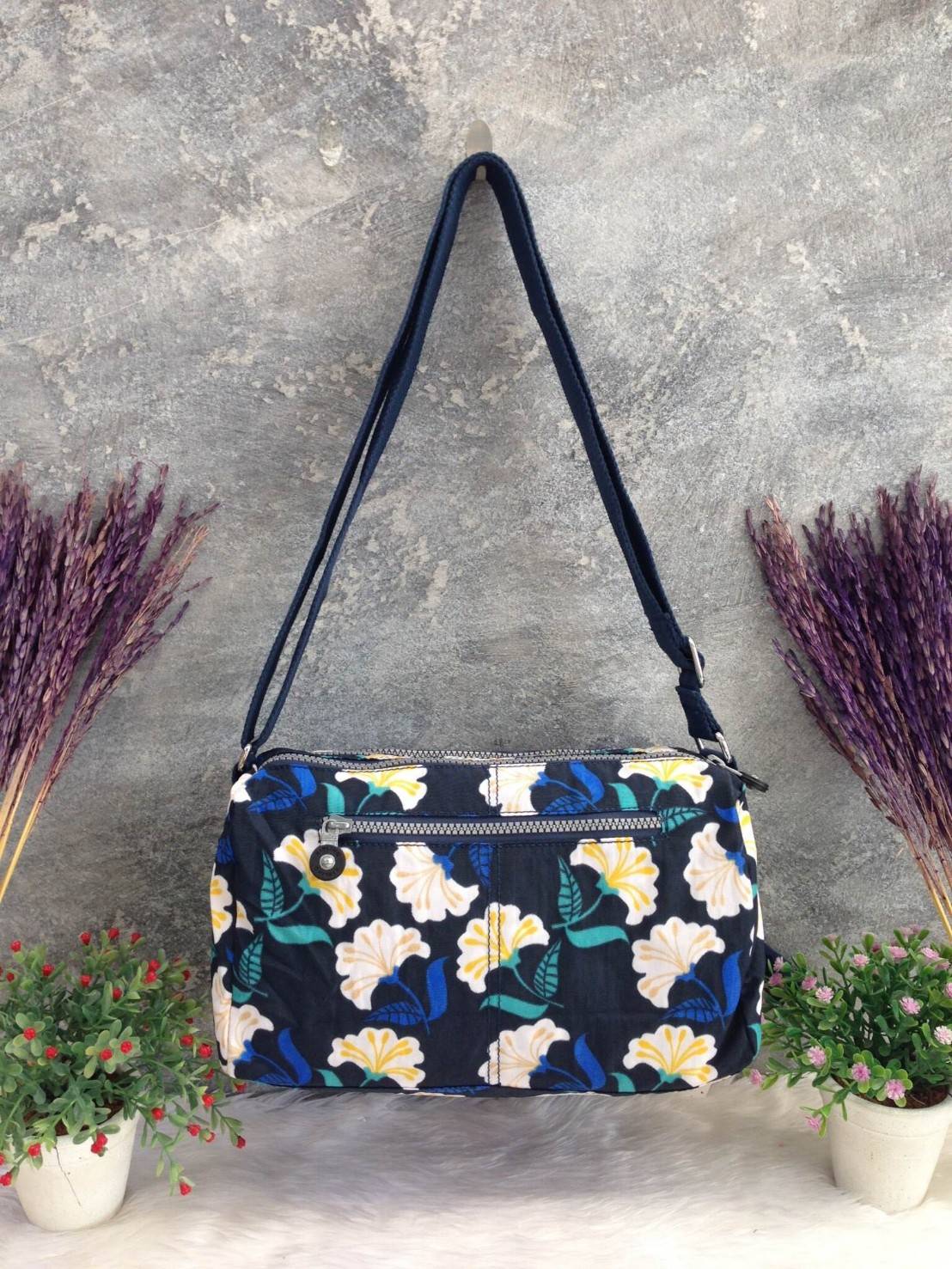 กระเป๋าสะพาย KIPLING รุ่น Reth วัสดุไนล่อนคุณภาพดี มาพร้อมดีไซน์ทันสมัย และสามารถใช้งานได้อย่างดี เข้ากับทุกการแต่งตัว โดดเด่นด้วยพื้นที่ภายในและช่องต่างๆ ที่ให้คุณจัดเก็บของสำคัญได้ครบถ้วน ไม่ว่าจะเป็นมือถือ ปากกา หรือไอเท็มจำเป็นของคุณ สายสามารถปรับและถ