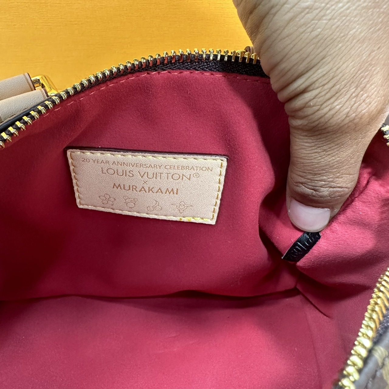 LV x TM Speedy Bandoulière 20 bag Monogram Flower กระเป๋าทรงหมอนคอลเลกชันสุดพิเศษ สวยคลาสสิกมีชีวิตชีวา สีสันสดใสสไตล์ superflat สุดไอคอนิกของ Takashi Murakami ด้วยโมโนแกรมดอกไม้หลากสี