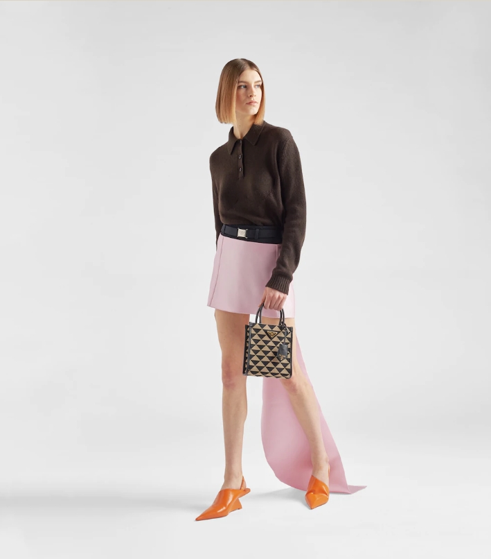 PRADA Symbole jacquard fabric micro bag / Prada triangle ไซส์มินิ แบบใหม่ล่าสุดจากแบรนด์ดัง จัดให้แบบเลิศๆ กับกระเป๋าทรงโท้ท สวยเอกลักษณ์ ภายในโล่งกว้างมาก ใส่ของแบบแน่นๆ จุๆไปได้เลย หมดห่วง!! และยังมีสายครอสบอดี้มาให้ จะสะพายชิคๆคูลๆ จะถือแบบปังๆ ก็เอาอย