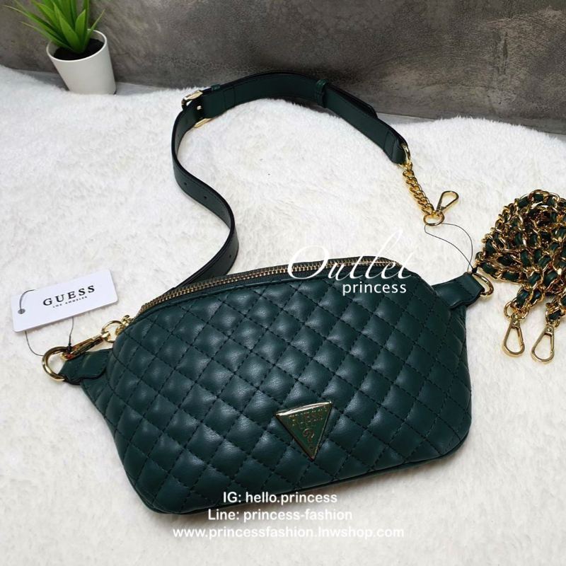 กระเป๋า Guess รุ่นนี้คาดเอว/คาดอก/สะพายข้างได้ครบทุกฟังก์ชั่น ด้านหน้าหนังเป็นลายตาราง ติดโลโก้แบรนด์รูปสามเหลี่ยมด้านหน้า เปิดปิดด้วยซิปยาว ด้านในเป็นช่องกว้างมีช่องซิปด้านใน ตัวกระเป๋าด้านหลังเป็นหนังเรียบ รุ่นนี้มีสายสะพายมา 2 เส้น เส้นแรกเป็นสายหนังปร