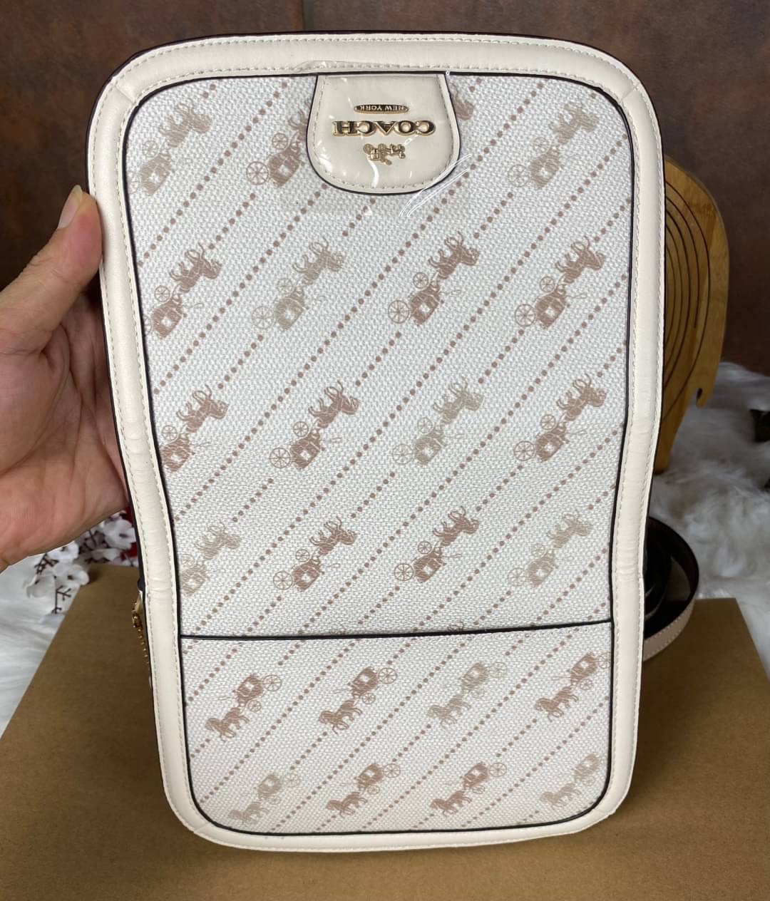 OUTLET 】COACH SADDLE BAG WITH HORSE AND CARRIAGE DOT PRINT (COACH C4059) กระเป๋าสะพายข้าง ลายม้าและรถลาก item ใหม่ที่สาวๆต้องมีนาทีนี้ห้ามพลาด รูปทรงโค้งมน วัสดุ พีวีซี ผ้าใบเคลือบพิมพ์ลายเป็นหนังเรียบ ทนทานและกันคราบสกปรกทั้งสี่ด้านเป็นหนังคุ้มสุดๆ ภายใน