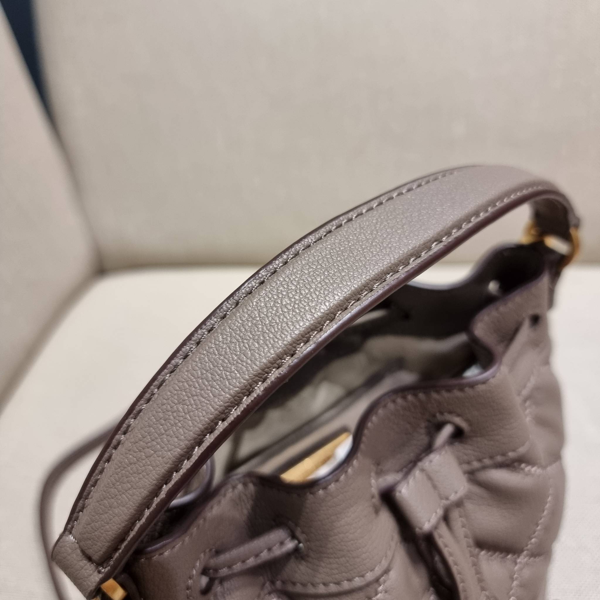 TORY BURCH WILLA MINI BUCKET BAG NEW ARRIVAL สุดปัง กระเป๋าสะพายทรงบัคเก็ต สวยผู้ดี โดดเด่นด้วยโลโก้สีทองดูหรู อัพลุคผู้ดี๊ผู้ดี วัสดุหนังแท้ ดีไซน์บุนวม เส้นคมดีเทลหรู เปิด-ปิดหนังรูดปากกระเป๋า มีหูหิ้วในตัว คล้องแขนเก๋ๆ ภายในเป็นช่องโล่ง มีช่องย่อย ใส่ข