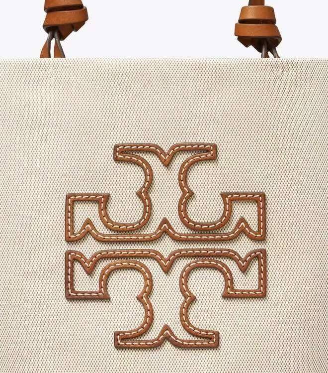 Tory Burch Small Canvas Round Tote กระเป๋าถือหรือสะพายไหล่ วัสดุผ้าcanvas รูปทรงโค้งมน ด้านในโล่ง มี1ช่องซิปและ1ช่องเล็ก น้ำหนักเบา จุของได้เยอะ มาใหม่ล่าสุดไม่ควรพลาดเลยค่า