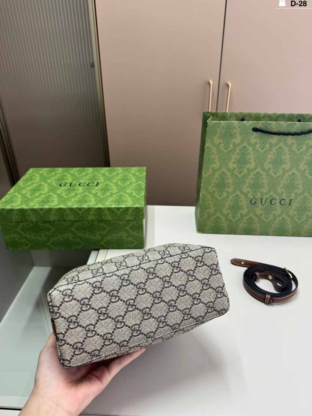 GUCCI GG Emblem mini bucket bag กระเป๋าทรงบัคเก็ตวินเทจรูปทรงใหม่ งานแบรนด์หรู รุ่นนี้ทำออกมาตอบโจทย์ความฮิตมีห่วงอยู่ด้านหน้า สำหรับห้อยตุ๊กตา พวงกุญแจ หรือจะผูกโบว์สวยๆก็เลิศ ดีไซส์สวยใช้งานง่าย ภายในโล่งกว้าง