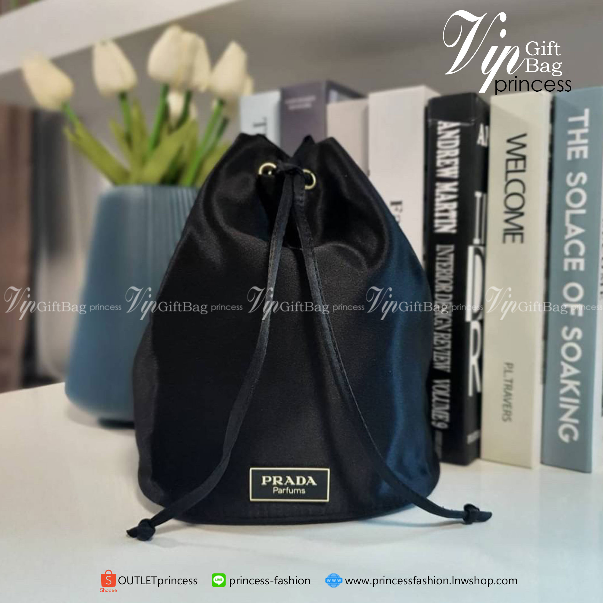 พรีเมี่ยมกิ๊ฟแท้ 100% Prada กระเป๋าใส่เครื่องสำอางค์เอนกประสงค์ หรือ Cosmetic Bag ไซส์น่ารักทรงขนมจีบ