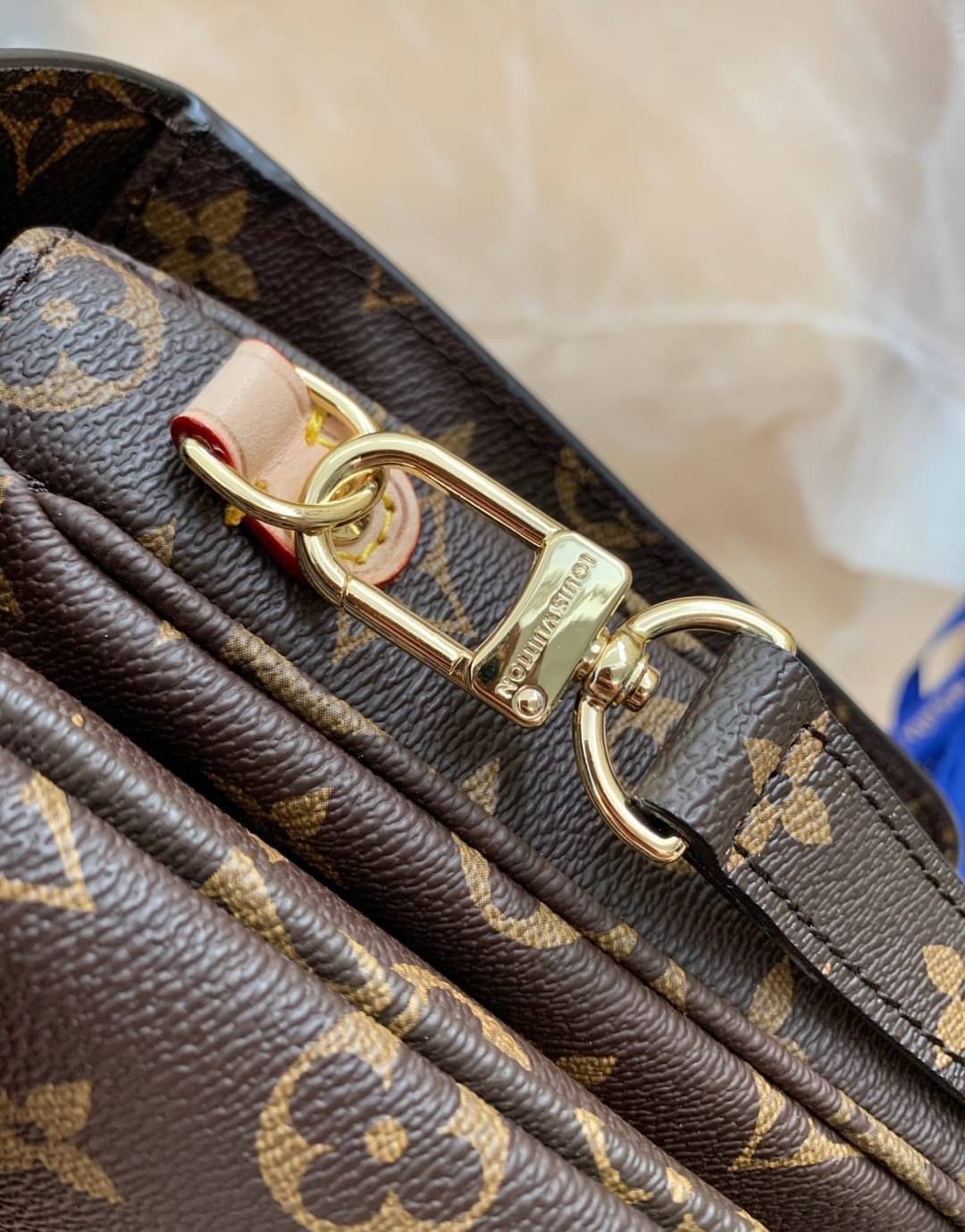 LV Pochette Métis ไอเท็มนำแฟชั่นที่น่าดึงดูดใจอย่างยิ่ง กระเป๋าที่มีรูปลักษณ์ทรงกะทัดรัดและใช้งานได้สะดวก หนังแท้แคนวาสอย่างดีเลยค่ะ ลาย Monogramอัญเป็นเอกลักษณ์ของแบรนด์ เปิด-ปิดแบบกดล็อคอะไหล่สีทองสวยงาม ภายในมี3ช่องกว้างสามารถใช้งานได้หลากหลายและจุของไ