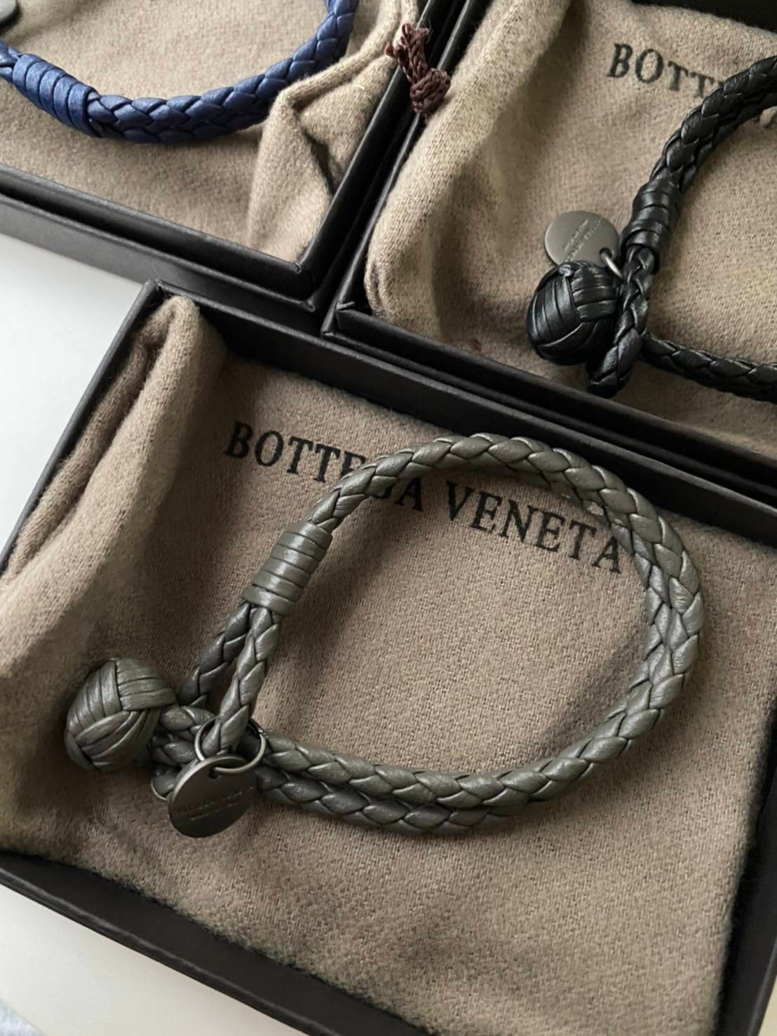 VIP 】♥️ BOTTEGA VENATA bracelet สร้อยข้อมือหนังแท้ งานหนังคุณภาพมากค่ะ ใช้ได้ทั้งหญิงชาย ให้เป็นของขวัญได้ ไม่ผิดหวังเลยค่ะ มีจำนวนจำกัดน้าาา