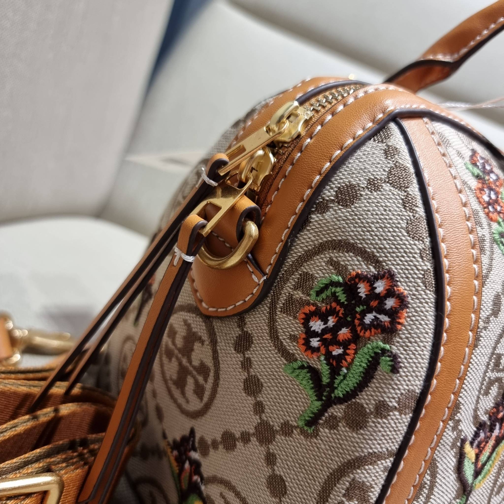 TORY BURCH T MONOGRAM JACQUARD EMBROIDERED DUFFLE คอลใหม่ล่าสุด สวยพร้อมเสิร์ฟแบบไม่ต้องรอพรีฯ ลายโมโนแกรมสุดคลาสสิคที่ถูกดีไซน์รังสรรค์ด้วยงานปักสุดชิค น่าใช้ใจฟูแค่แรกเห็น!! วัสดุ jacquard woven สลับหนังแท้ หูจับในตัว และพร้อมไปเลยกับสายสะพายข้าง ที่จะถ