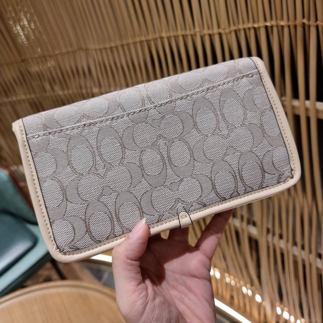 COACH C3824 FOLDOVER CROSSBODY CLUTCH IN SIGNATURE JACQUARD คลัทช์เก๋ๆที่สาวๆตามหา 2IN1 ไปอีกหนึ่ง!! กระเป๋าสะพายทรงคลัชท์ ใช้งานได้ถึง 2 แบบ จะพกเดี่ยวๆแทนกระเป๋าสตางค์ หรือคล้องสายสะพายข้าง สะพายชิคๆคูลๆ ก็ได้อีก มันดีงามมากทุกสี เพราะความละมุนของผ้า ja