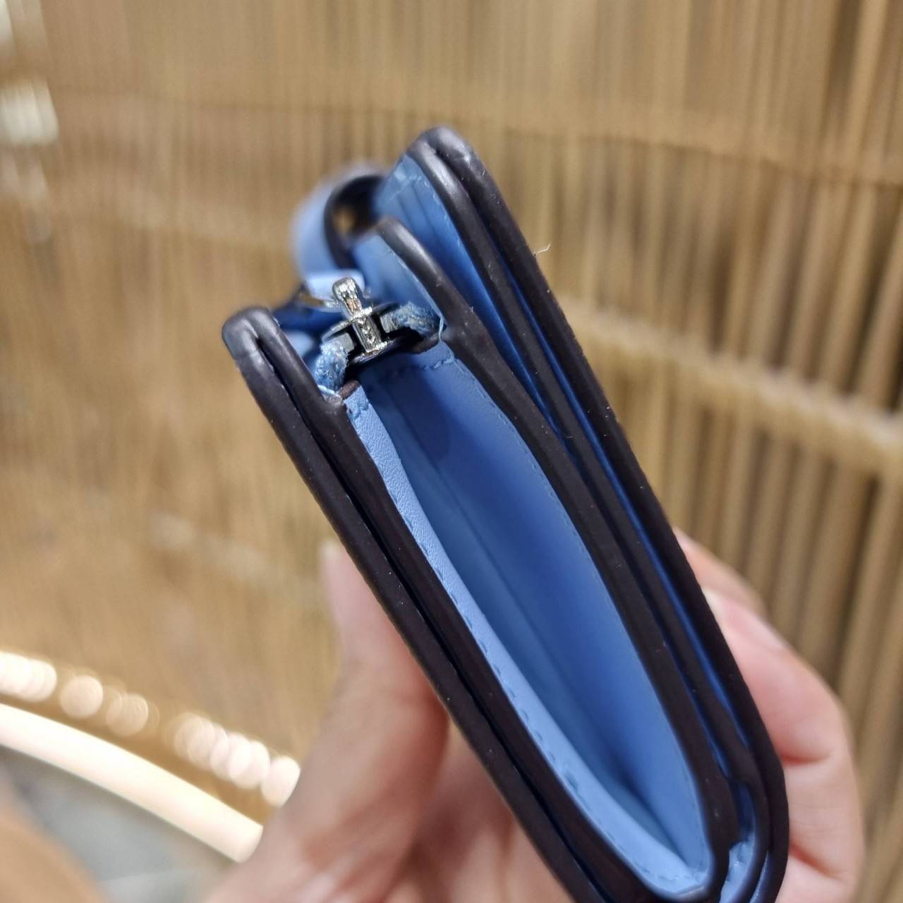 COACH C0082 MEDIUM CORNER ZIP WALLET IN SIGNATURE CANVAS ดีไซน์ใหม่ล่าสุด!! กระเป๋าสตางค์ใบกลาง 👛 ขนาดกำลังเหมาะมือ วัสดุหนังแคนวาสเคลือบลาย ดูแลรักษาง่าย มีช่องใส่บัตรและธนบัตรครบ และช่องซิปแยกไว้ใส่เหรียญ ครบเซ็ทแบบนี้เหมาะส่งต่อเป็นของขวัญที่สุ