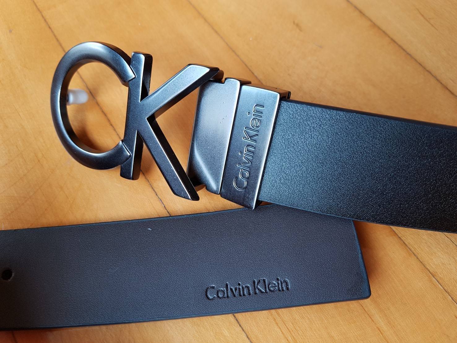 Calvin Klein Men's Belt Gift Set ชุดเข็มขัดสำหรับคุณผู้ชาย วัสดุหนังเรียบ นิ่ม คุณภาพดี ดีไซน์เรียบเท่ห์ หัวเข็มขัดดีไซน์ตัวอักษร CK สีรมดำ สายสลับใช้ได้ 2 ด้านไม่จำเจ 2 in 1ไม่ว่าจะแต่งกาย สไตล์ลำลองหรือทางการเอาอยู่ทุก look ค่ะ ราคาสุดคุ้ม มาพร้อมก