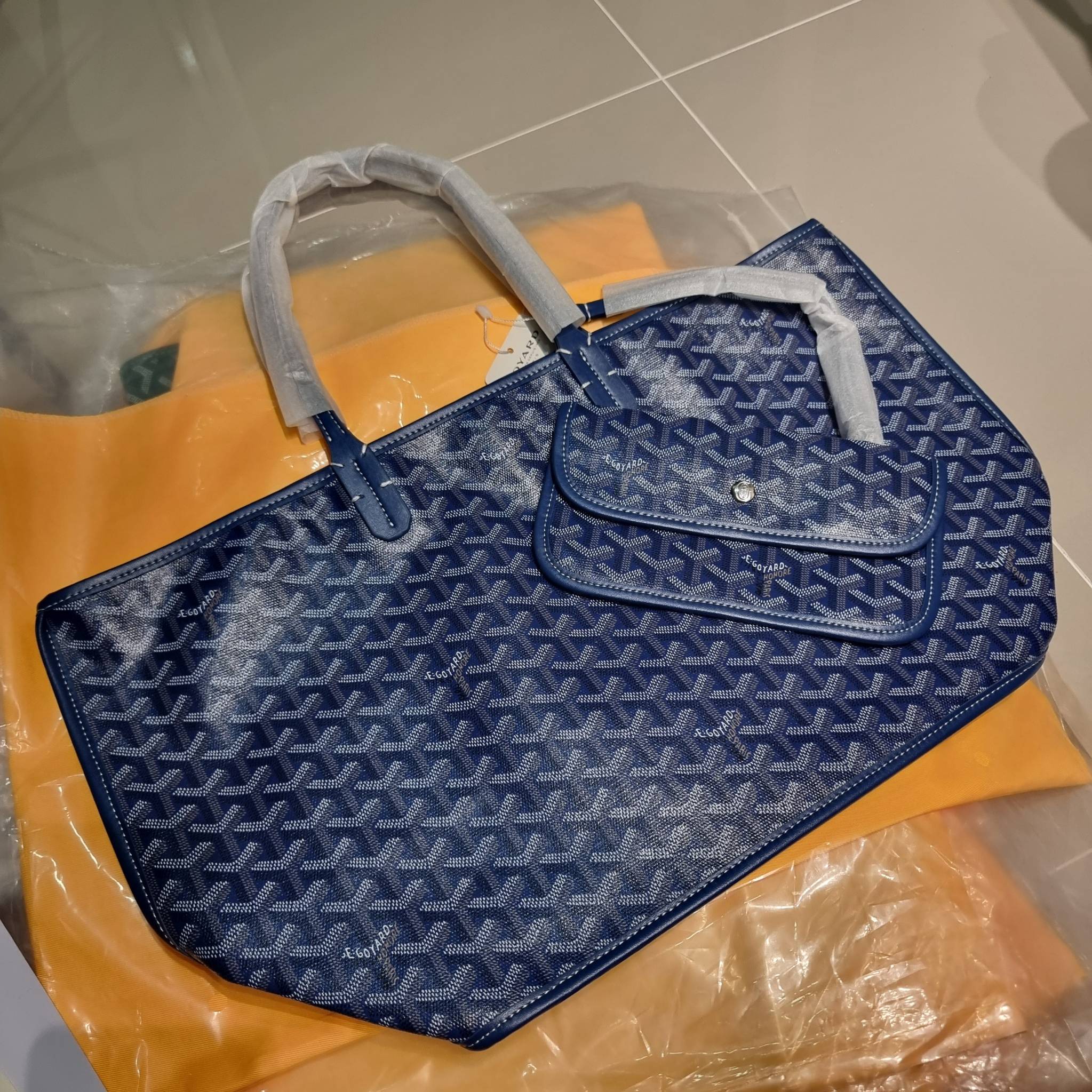OYARD ANJOU REVERSIBLE TOTE ฮอตไอเท็ม กับกระเป๋าสะพายทรงโท้ท ใบใหญ่จุใจ!! มาครบสีขายดี เลิศทุกสี รูปทรงคลาสสิค ดีไซน์เป็นเอกลักษณ์ ใช้งานได้หลากหลาย สามารถกลับด้านใช้ได้แบบไม่มีเบื่อ วัสดุหนังแคนวาสพิมพ์ลายสวยคม
