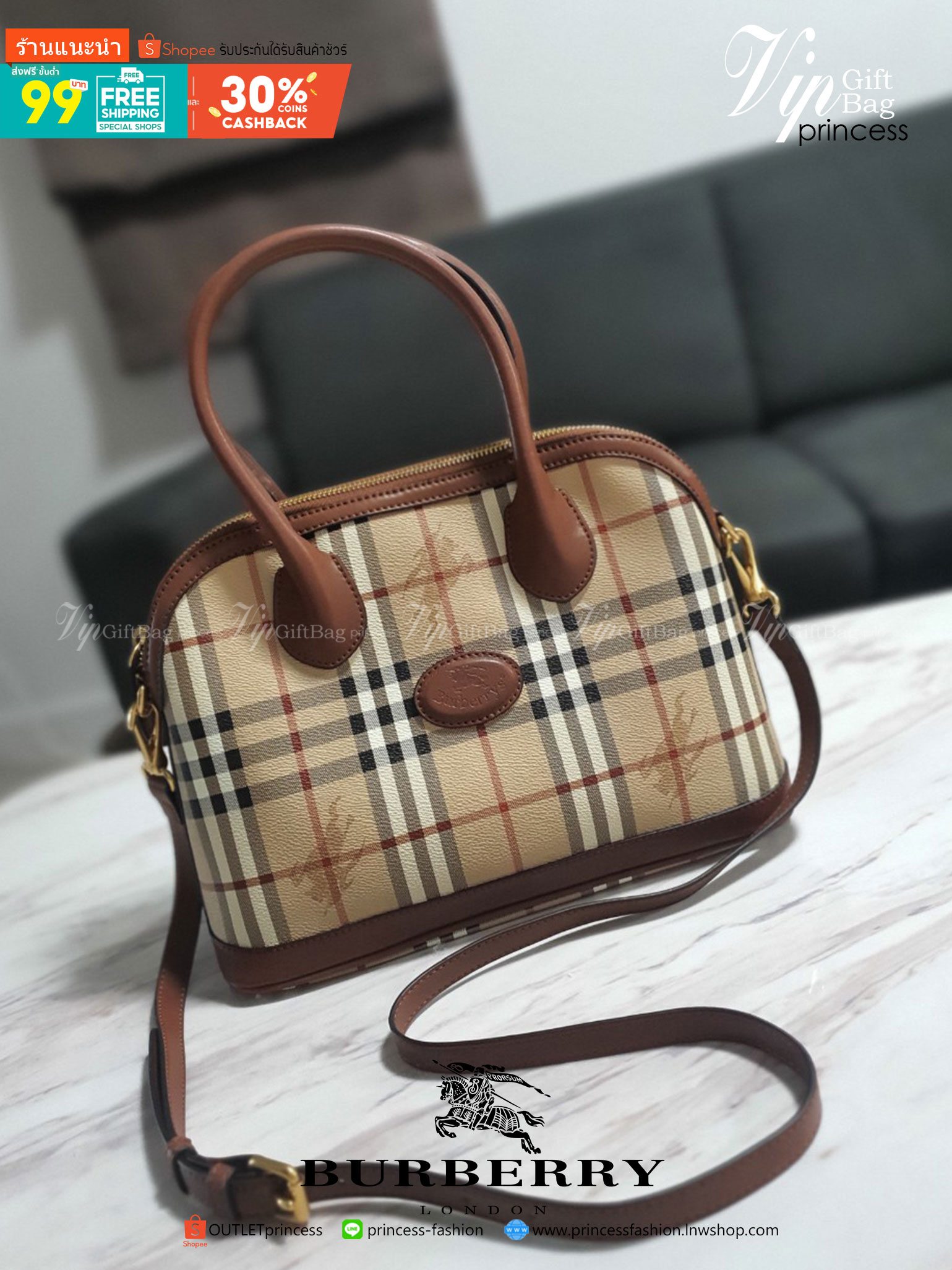 BURBERRY VINTAGE BAG VIP GIFT WITH PURCHASE (GWP) พรีเมี่ยมกิ๊ฟ Limited Edition จากBURBERRY วัสดุหนังทั้งใบ ทรงคลาสสิคสวยหรู เปิดปิดด้วยซิป ภายในมีช่องใส่ของโล่งกว้าง พร้อมช่องซิปอีกหนึ่งช่อง สามารถใส่มือถือ ipad ของจุกจิกได้ อีกด้านใส่ของพร้อมหยิบใช้ อะไ