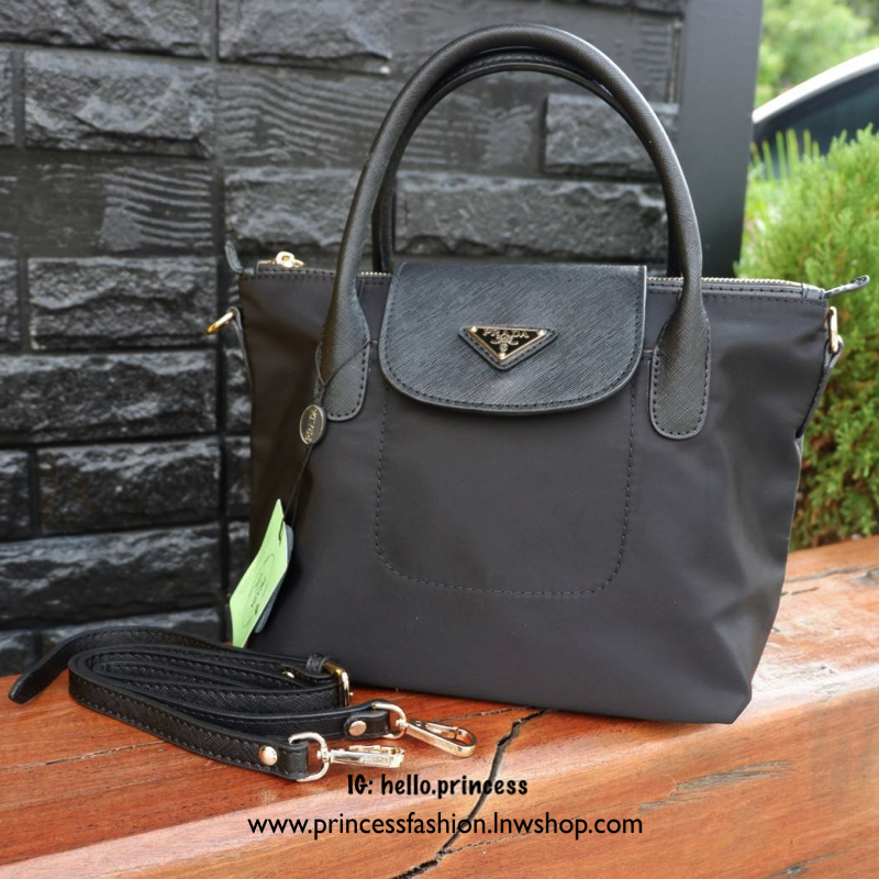 Prada crossbody & handbag กระเป๋าถือหรือสะพาย วัสดุ nylon+pu. premium gift จาก Prada เปิดปิด ด้วยฝาปิดกระดุมแม่เหล็ก อะไหล่ทอง ภายในกว้าง ใส่ wallet ยาว, iPad ได้ มีช่องเล็ก และช่องซิป มาพร้อมสายยาว ถอด ปรับได้ค่ะ