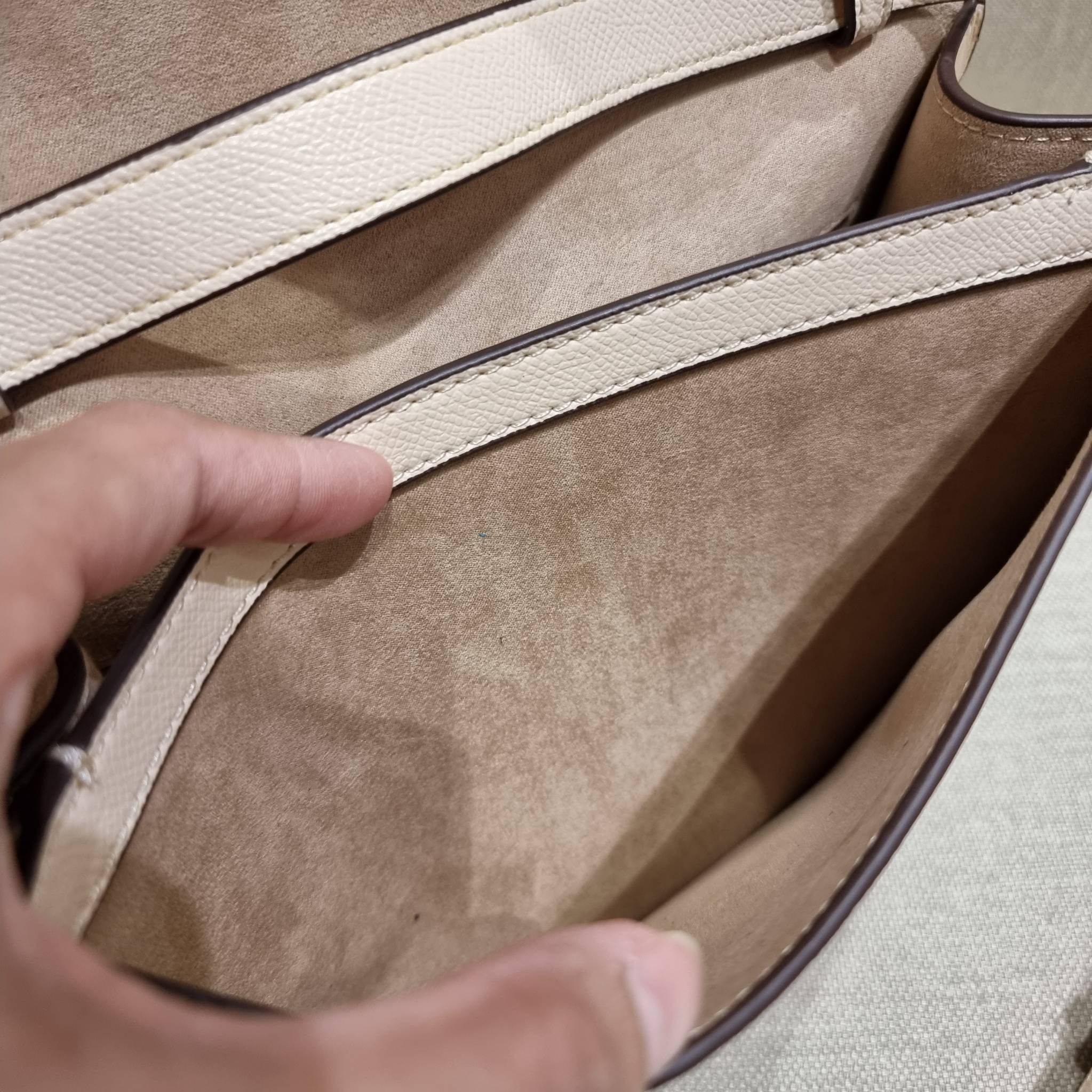 COACH C5632 BRYNN FLAP CROSSBODY แซ่บที่สุด ใหม่ที่สุด!! คอลเลคชั่นใหม่!! มองยังไงก็หลงรักละสายตาไม่ไหว กระเป๋าสะพายข้างลุคไฮน์ ที่ดีไซน์ออกมาได้ปัง และดูแพงมากๆ ด้วยดีเทลคลาสสิค รูปทรงใช้งานง่าย เรียบๆแต่มีดีเทล วัสดุหนัง crossgrain สวยคม!!! เปิด-ปิดด้วย