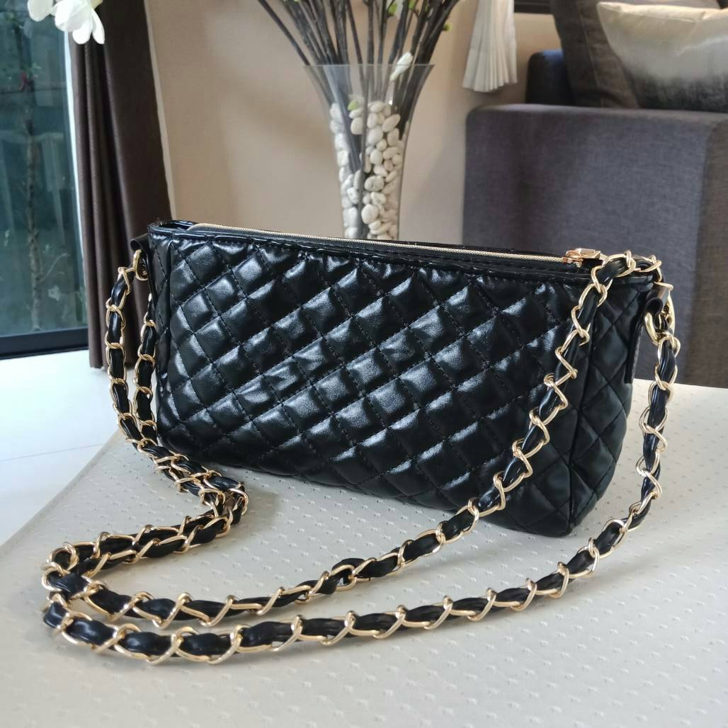 New Arrival 2018!!! Chanel Cosmetic Cluth Bag With Chain กระเป๋าทรงสวยหรู อะไหล่ทองจาก Chanel Cosmetic Counter VIP Gift วัสดุหนังสังเคราะห์ PU เต็มใบ เปิดปิดด้วยซิปปั้มหัวซิปแบรนด์ ซับในสกรีนโลโก้ ภายในกว้างใส่กระเป๋าสตางค์ใบยาว iphone เครื่องสำอาง มาพร้อ