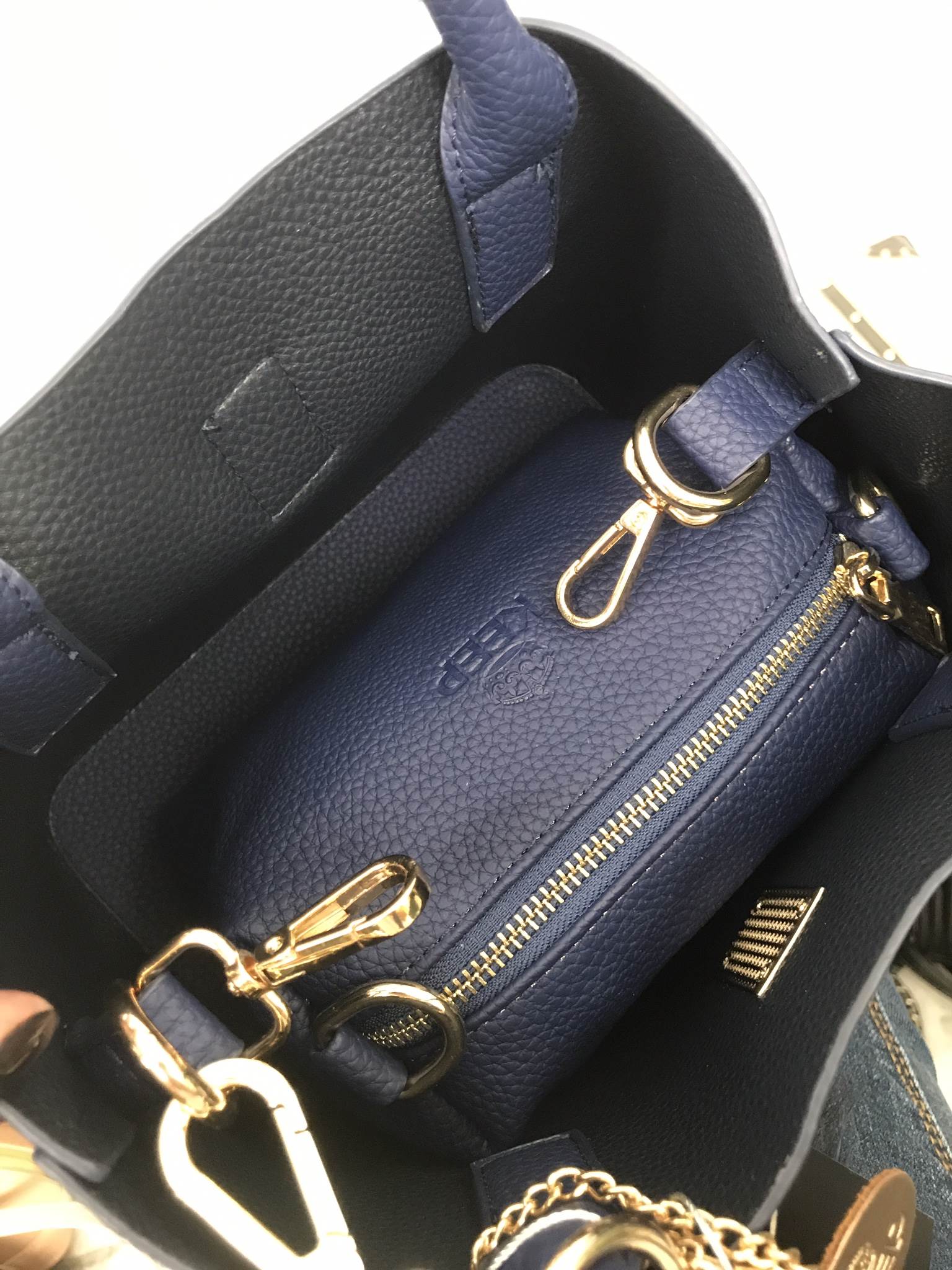 สีใหม่ Royal Navy พร้อมส่งละค่า • KEEP LALA BAG • พร้อมส่ง 2 ขนาด ตามการใช้งาน 👑สวย หรู เวอร์วัง อีกแล้วค่า กับกระเป๋า 2 in 1 ปรับเก็บทรง ได้ถึง 2 แบบ มาพร้อมพวงกุญแจ ปอมปอม ฟรุ้งฟริ้ง น่ารักมาก คะ ตัวกระเป๋าเป็นหนังเนื้อดีที่สุด เนื้อนิ่ม ลายหนัง