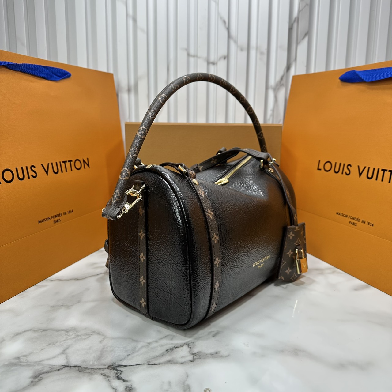 ORI หนังแท้ | LV Express PM Bag 25cm กระเป๋าสะพายทรงหมอนสปีดี้ดีไซน์ใหม่ล่าสุด โฉบเฉี่ยว แต่งคาดหน้าโมโนแกรมโดดเด่น ตัวกระเป๋าสีพื้นตัดกันอย่างลงตัว พร้อมหูแบบจับยาวถอดได้จะถือหรือคล้องไหล่ก็เก๋