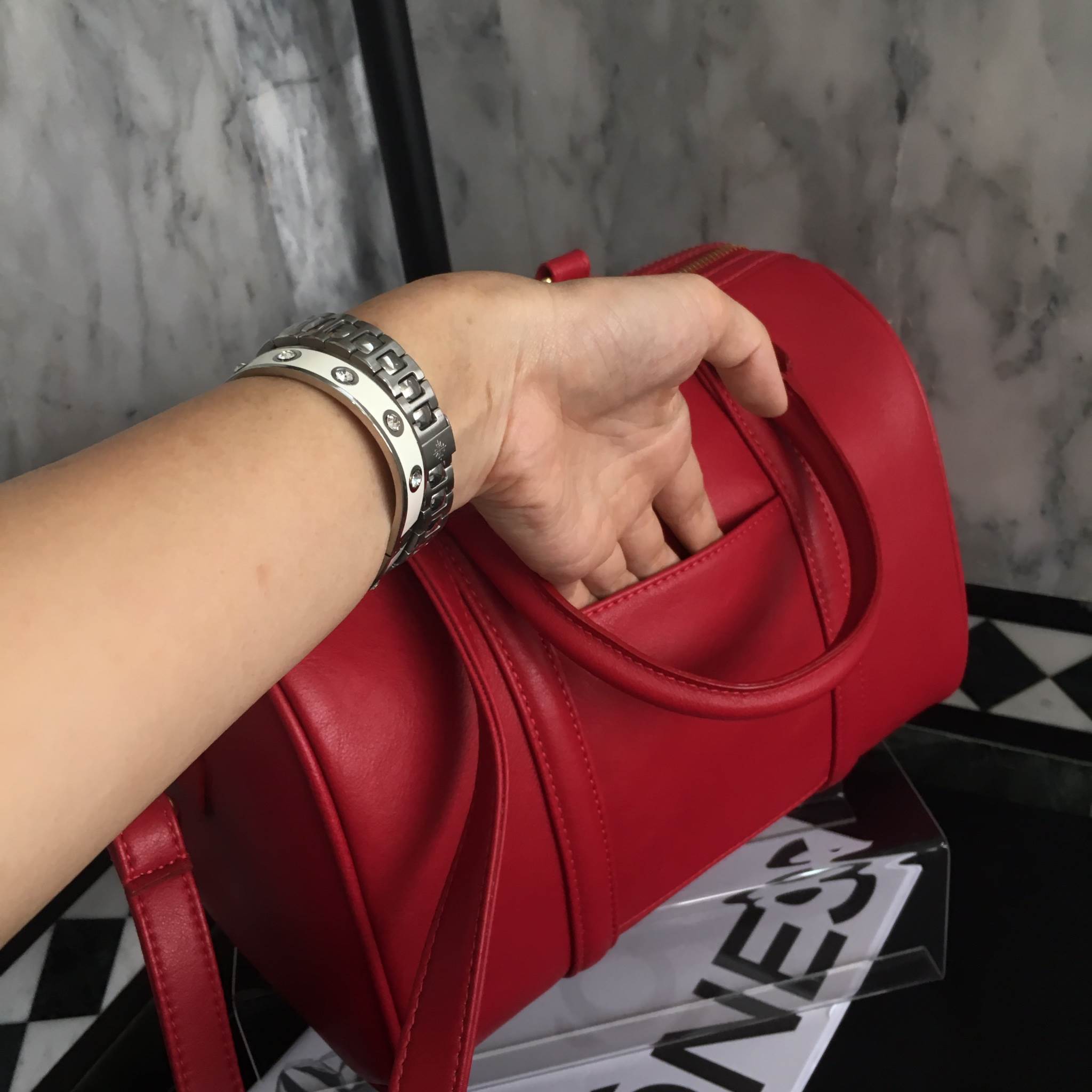 รุ่นใหม่ล่าสุด หนังแกะสวยมากคะ สีเข้าใหม่ >> REDRED รุ่น KEEP sheep leather Pillow bag สวย น่ารัก ขนาดตอบทุกโจทย์การใช้งาน เห็นแล้ว #หลงรักเลยคะ ตัวกระเป๋าขนาดกำลังดี จุของคุ้ม หนังแกะ สวยมาก ดูแลรักษาง่าย ประดับด้วยผ้าพันหูกระเป๋า ทำให้กระเป๋าเก๋ ข