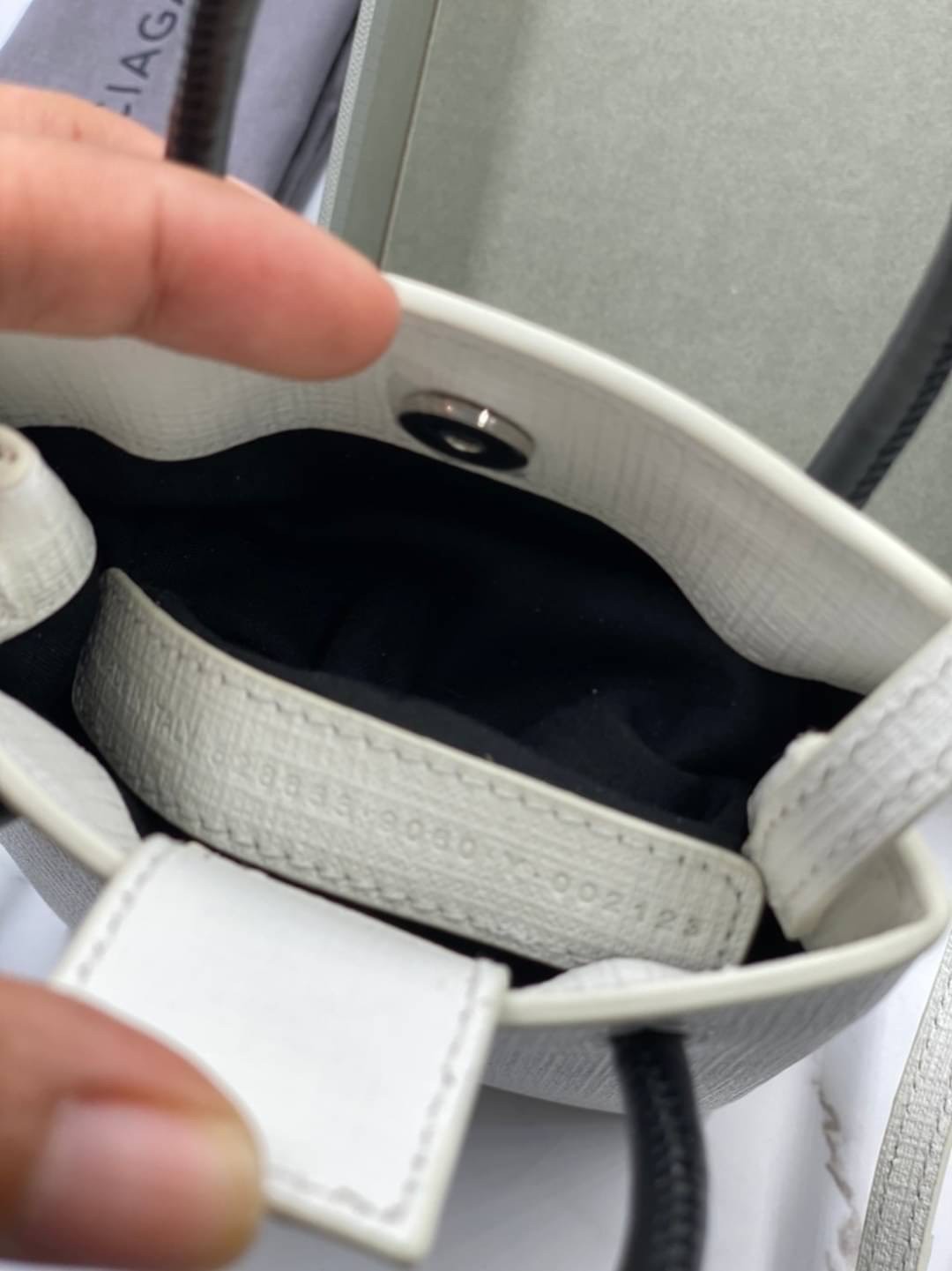 หนังแท้ BALENCIAGA Shopping Phone Pouch leather tote พกกระเป๋าช้อปปิ้งขนาดมินิ ไปทุกที่ในฤดูกาลนี้ ดีไซน์ที่ใช้ได้ทุกวันตั้งแต่หนังแบบมีเท็กซ์เจอร์ ภาพสินค้าถ่ายจากงานขายจริง ใช้งานต่างประเทศได้