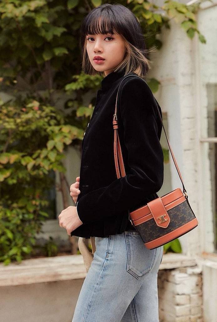 CELINE CROSSBODY BAG VIP GIFT WITH PURCHASE (GWP) พรีเมี่ยมกิ๊ฟ Limited Edition จาก CELINE PERFUME DUTY FREE COUNTER วัสดุ TRIOMPHE CANVAS & LEATHER ทรงกลมสวยหรูอยู่ทรงเปิดปิดด้วยฝาปิดกระดุมโลโก้แบรนด์