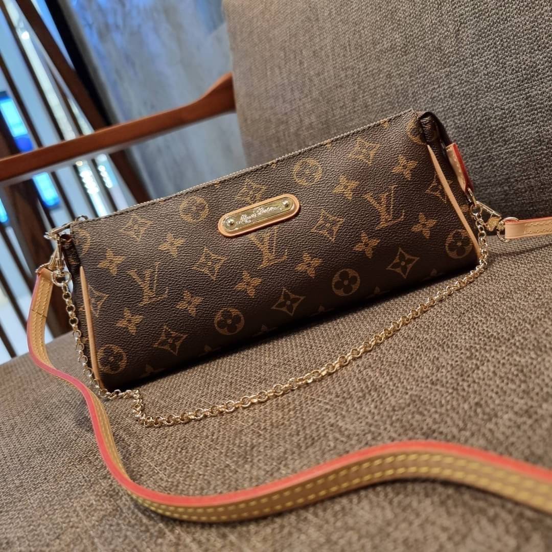 LV CROSSBODY CLUTCH BAG WITH CHAIN / LV Eva Clutch Crossbody Bag กระเป๋าสะพายวีไอพีพรีเมี่ยม วัสดุหนังแคนวาสคุณภาพ โลโก้เพลทอะไหล่ทอง คมชัด หรูหรา เปิด-ปิดกระเป๋าด้วยซิป ภายในเป็นช่องโล่ง ใส่ของใช้สำคัญได้สบายๆ มือถือ พาวเวอร์แบงค์ เครื่องสำอางค์ ของจุกจิ
