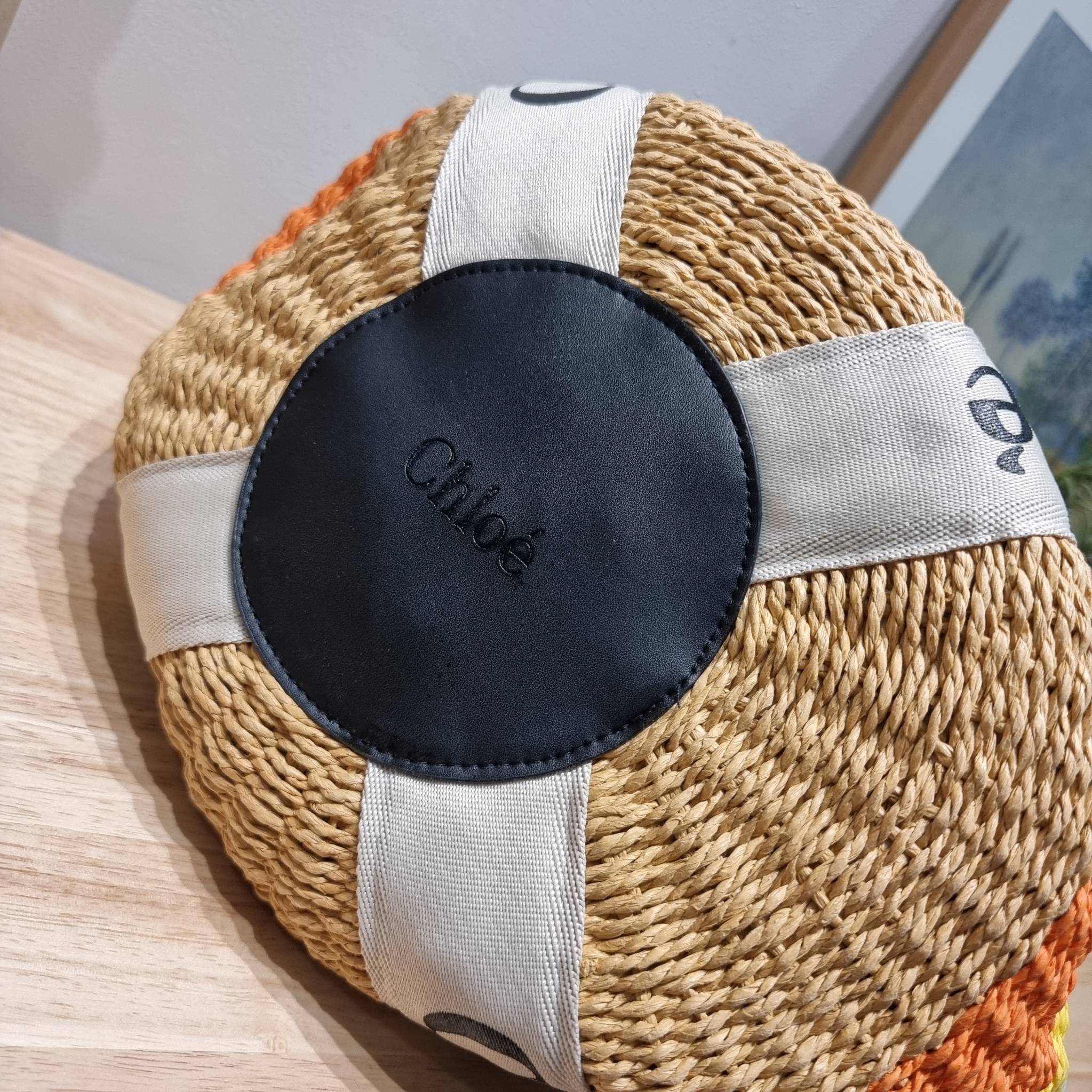 CHLOE LARGE WOODY BASKET Multicolor กระเป๋าสะพายสานทรงตะกร้า ยอดฮิตติดลมของแบรนด์ ด้วยวัสดุสังเคราห์จากธรรมชาติ สานทอเต็มใบออกมาเป็นลวดลายสวยงาม