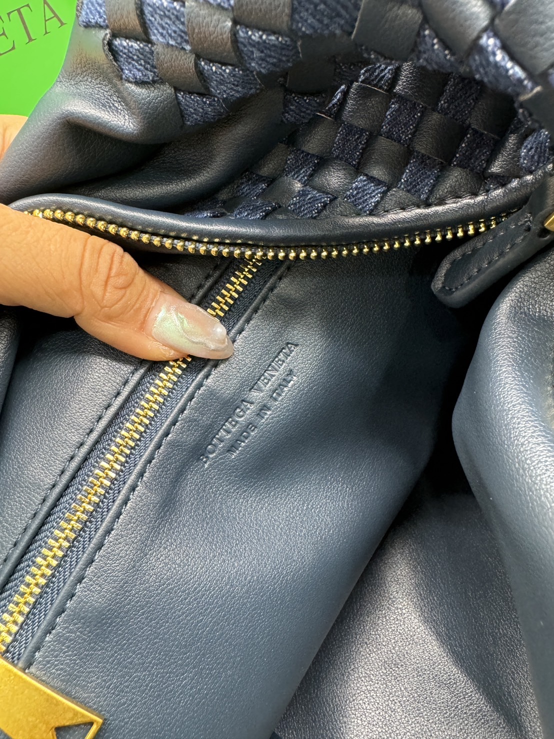 BOTTEGA Hop Large denim and leather tote bag in blue 47cm / BOTTEGA Hobo Bag กระเป๋าสะพายไหล่ใบใหญ่ จุของได้เยอะมาก วัสดุเดนิมคอตตอน ดีไซส์สานเป็นเอกลักษณ์สวยงาม เกรดออริ 1:1