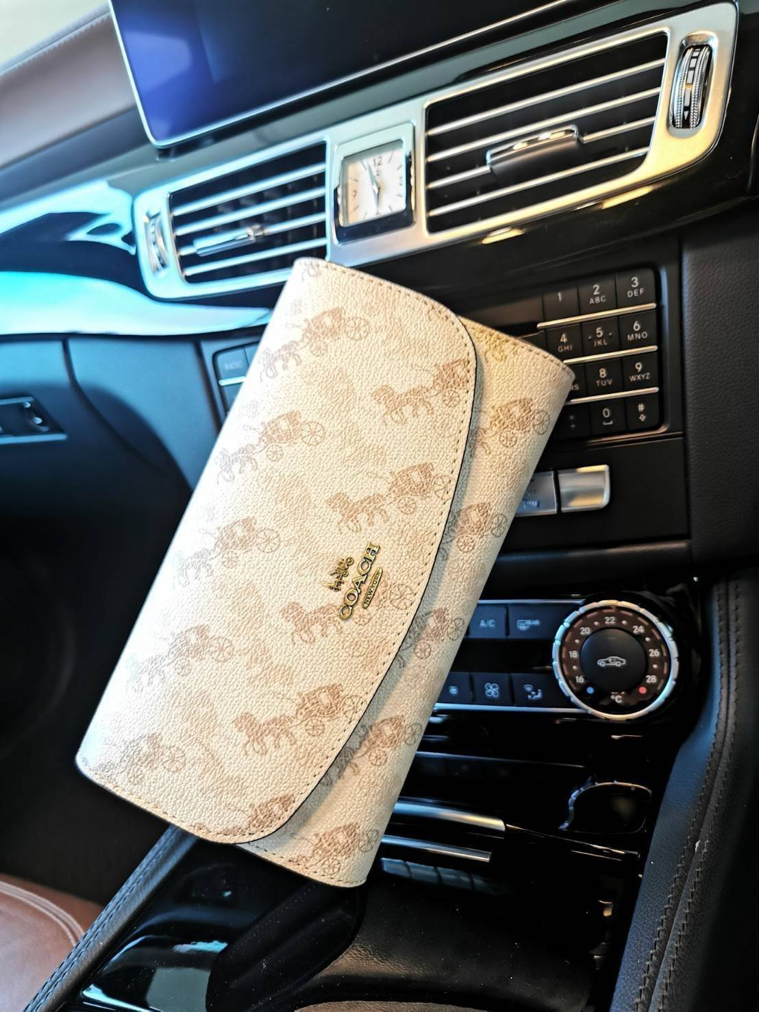 COACH FACTORY CLUTCH WITH CHAIN กระเป๋าสะพายคอลเลคชั่นใหม่ล่าสุดจาก Coach Factory วัสดุหนังแท้เทคเจอร์สวยอยู่ทรงลาย Coach Signature เปิดปิดด้วยฝาปิดกระดุมด้านหน้ามีโลโก้แบรนด์ ภายในมีโลโก้ มีช่องใส่บัตรหลายช่อง มีช่องซิปกลางหัวซิปแบรนด์ ช่องแบ่งเป็นสัดส่ว