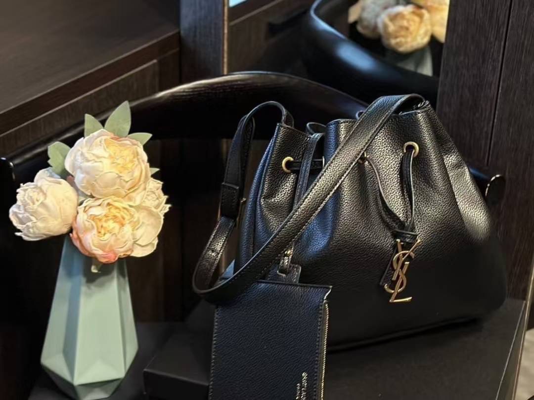 YSL PARIS VII flat hobo bag / YSL Bucket Bag กระเป๋าสะพายทรงโฮโบบัคเก็ต งานหนังเต็มใบ ฟังก์ชั่นสุดเลิศพร้อมเชือกรูด ดีไซน์รูปทรงใช้งานง่าย -- [รับตัวแทนกระเป๋า]