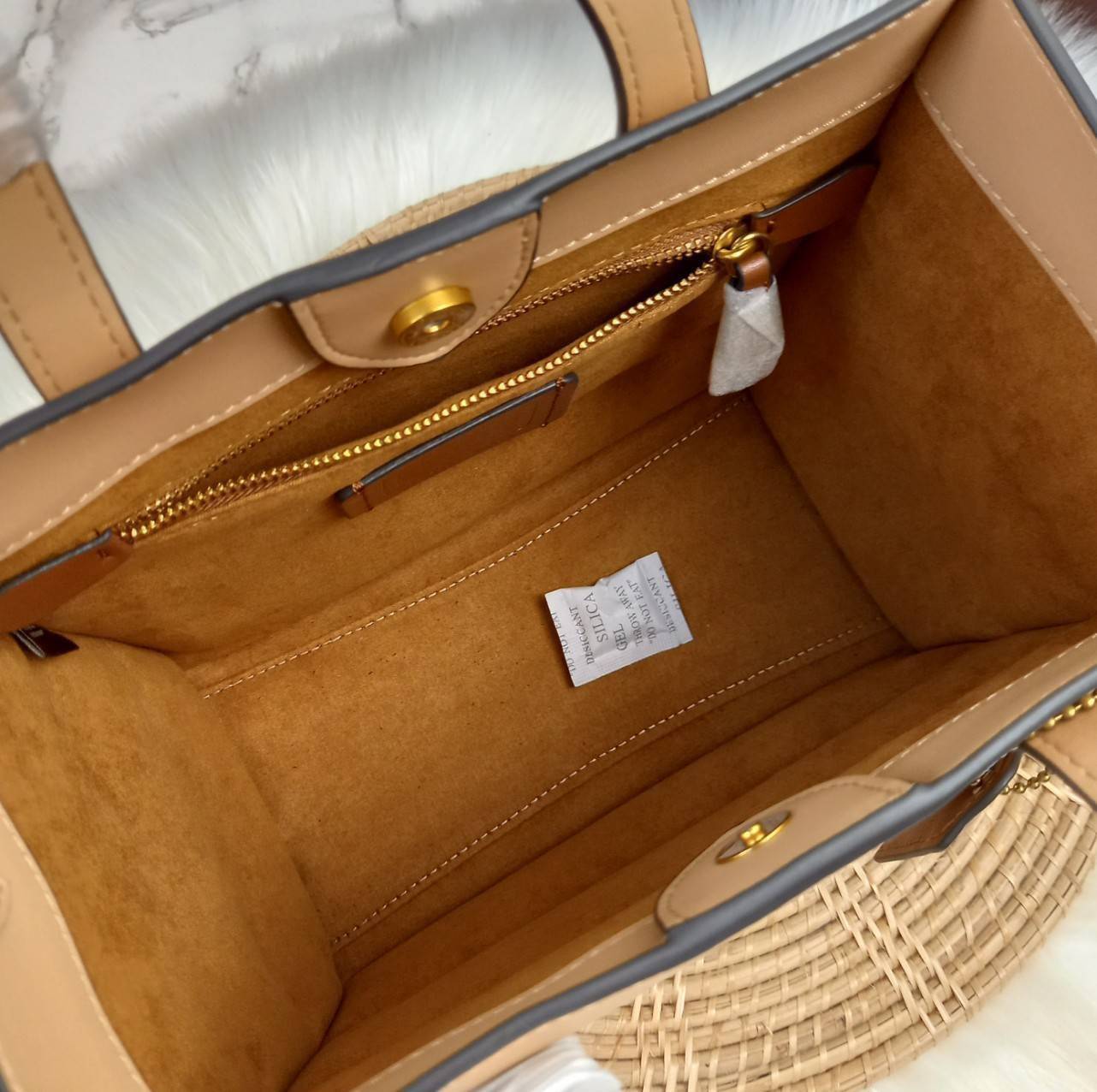 COACH CASUAL STYLE STREET STYLE 2WAY PLAIN LEATHER ELEGANT STYLE (C6958 C6852) 🌺 ที่สุด! ของที่สุด!! กระเป๋าถือ กระเป๋าสะพายรูปทรงสุดฮิต สุดคลาสสิค รุ่น UNISEX ที่ชิคๆ สบายๆ ได้ทั้งชายและหญิง// วัสดุหนังแท้ทั้งใบ ตัดเย็บด้วยหนังเนื้อนุ่มพิเศษ หนา 