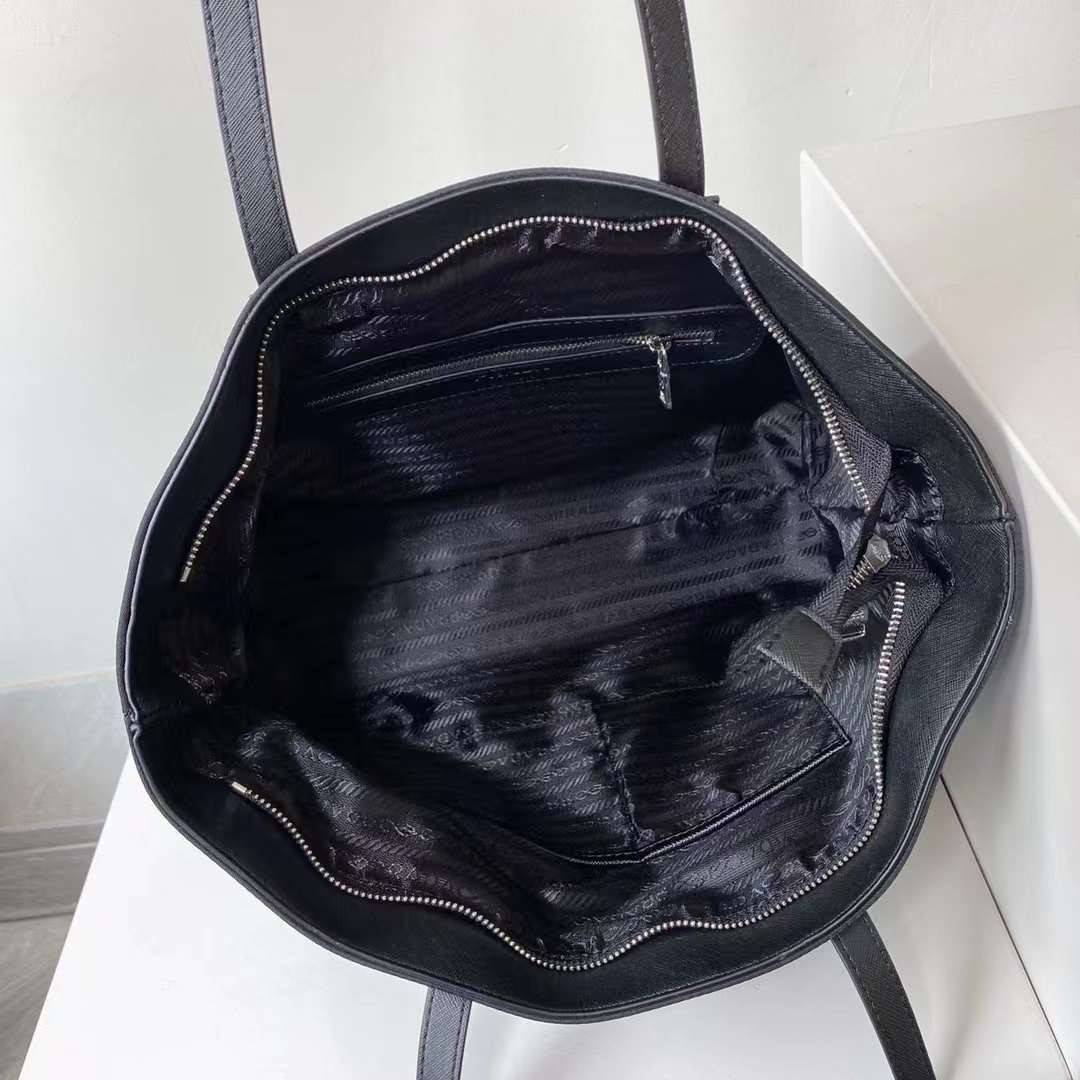 ซื้อ1ได้ถึง3 เซทสุดคุ้ม! SET PRADA TOTE BAG / PRADA SHOPPING BAG กระเป๋าเดินทางขนาดใหญ่ วัสดุ Nylon กันน้ำ อะไหล่เงิน ถือหรือสะพายไหล่ได้ น้ำหนักเบาจุของได้เยอะ เดินทางต่างจังหวัดได้สบายๆ