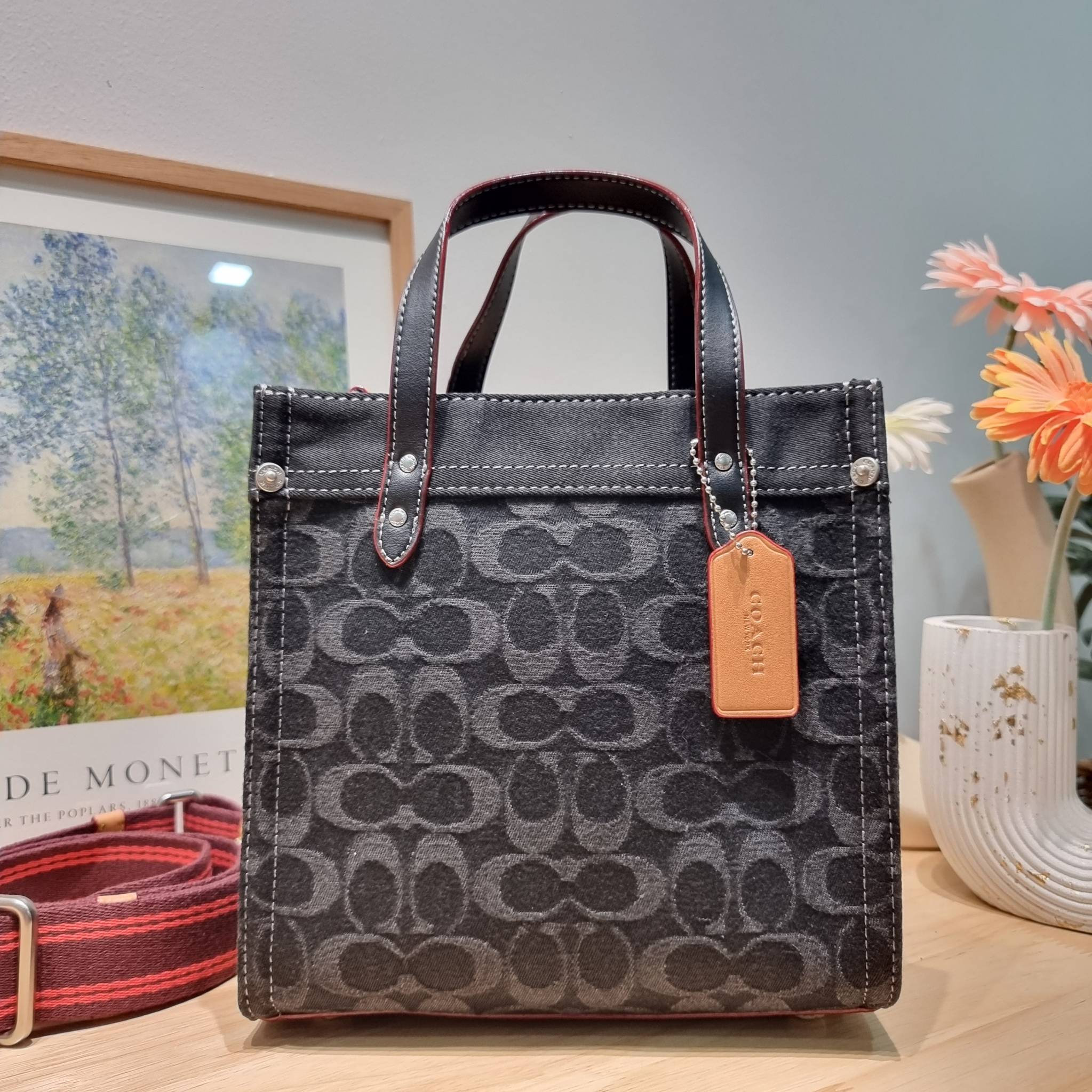 COACH CG091 FIELD TOTE 22 IN SIGNATURE DENIM คอลเลคชั่นใหม่ สีหายาก กับกระเป๋าทรงโท้ท ไซส์กำลังสวย ดีเทลปั๊มผิวเต็มใบ ดูดี มี texture