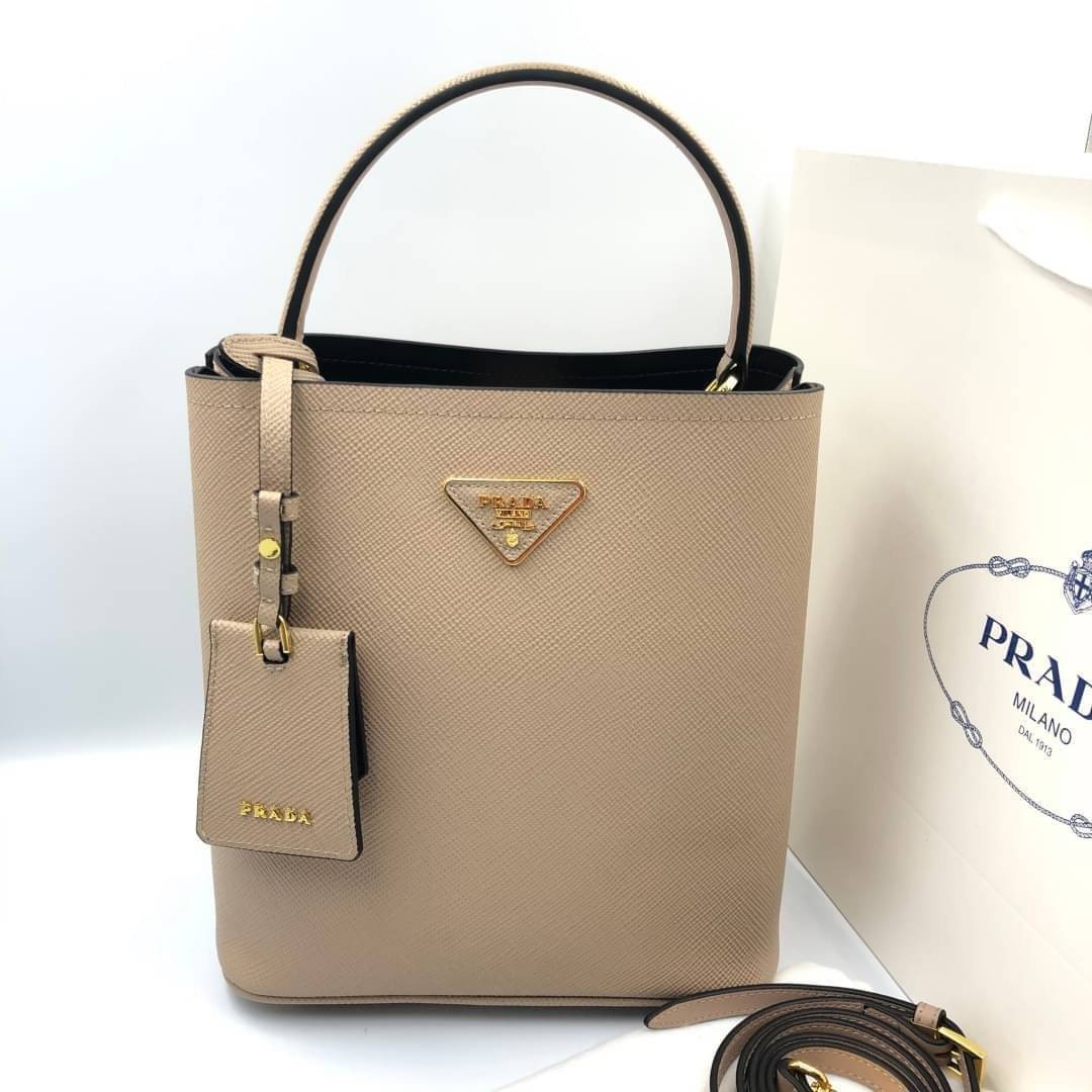 VIP 】หนังแท้ Prada Panier Bag Medium Saffiano Leather พร้อมส่งที่ไทย กระเป๋าสะพายข้างทรงบัคเก็ต จุของได้เยอะมาก เรียบแต่หรู ต้องใบนี้เลยค่าา