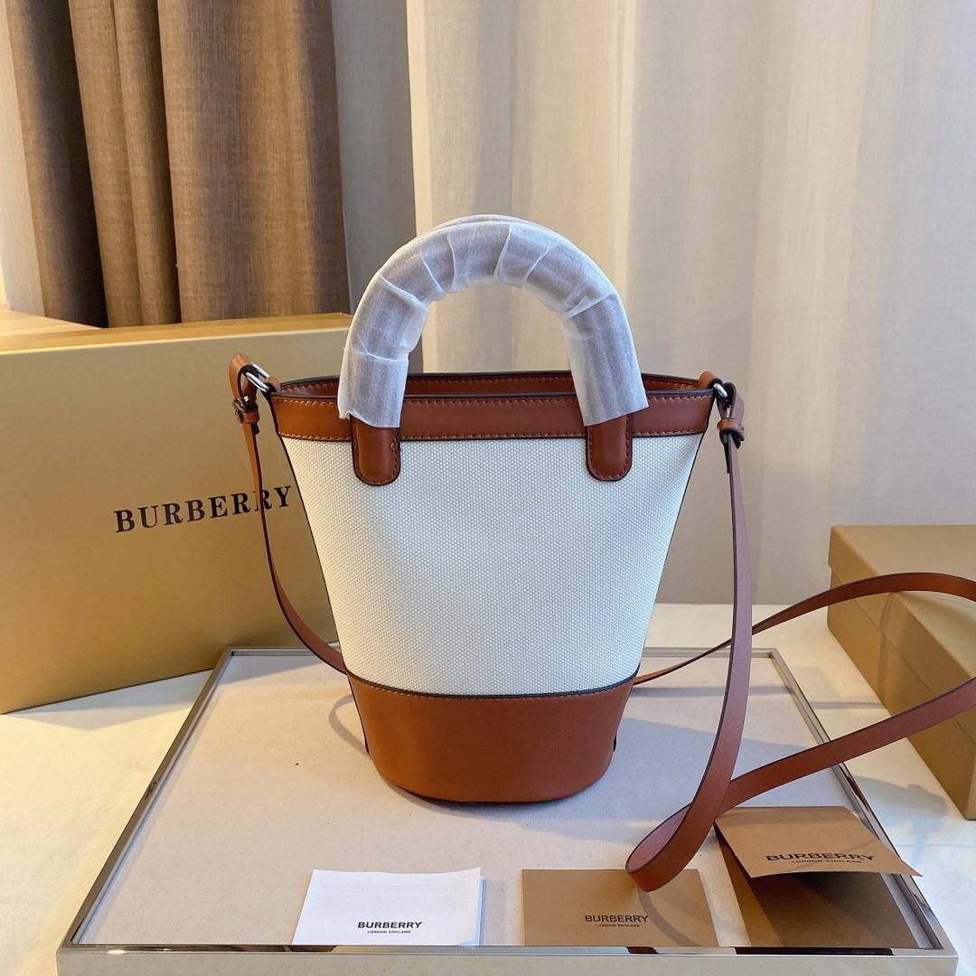 พรีเมี่ยมกิ๊ฟแท้ 100% 】BURBERRY MINI CANVAS CROSSBODY BAG *งานหรูมาก 👑👑 สินค้าพรีเมียมกิ้ฟท์เคาเตอร์น้ำหอมต่างประเทศ กระเป๋าทรง CROSSBODY ใบขนาดกำลังดี *ผ้าแคนวาสคาดหนังวัวแท้ อะไหล่ทอง