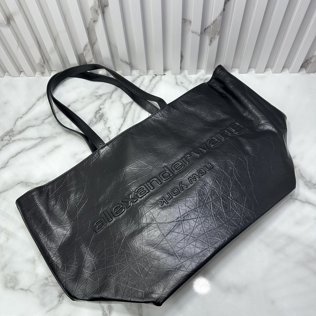 Large ALEXANDER WANG Punch Tote Bag in Crackle Patent Leather กระเป๋าทรงโท้ทใบใหญ่ งานหนังลายยับเต็มใบ เกรดออริ 1:1 ใช้งานต่างประเทศได้