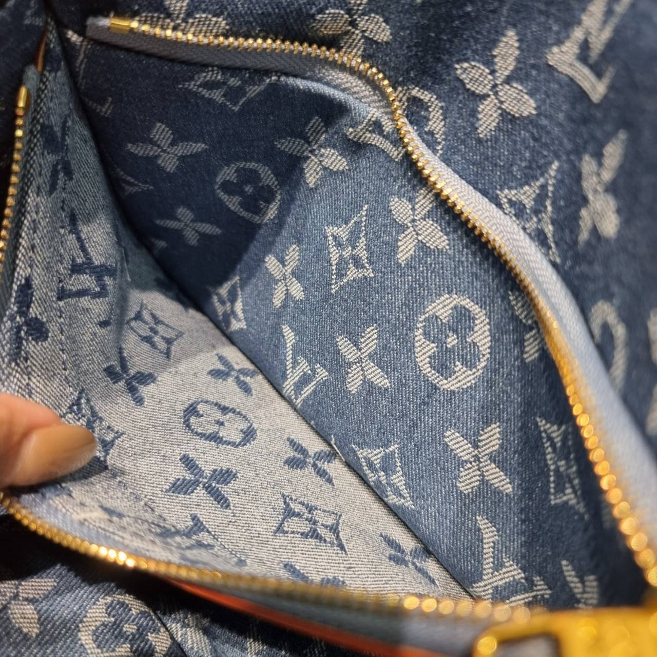 LV diane monogram denim bag กระเป๋ามัลติฟังก์ชั่น ดีไซน์ใหม่ ออกมาได้น่ารักน่าใช้มากๆ สียีนส์สวยมีเสน่ห์ มีสายมาให้ถึง 2 แบบ สายหนังคล้องไหล่ได้ ปรับสะพายข้างได้ และสายสปอร์ตครอสบอดี้ได้