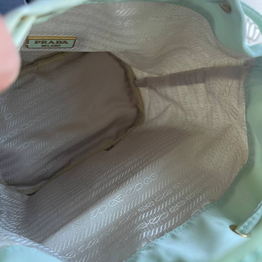Prada Duet Re-Nylon Bucket shoulder bag / Prada Nylon bucket bag Pastel เกรดใช้สลับใบจริง ออริจินอล ใช้งานต่างประเทศได้ น้องสาวสุดสวยมาให้จับจองอีกหนึ่ง สีพาสเทลน่ารักละมุนมากๆ ค่ะ กระเป๋าสะพายข้าง ทรงขนมจีบ ไซส์มินิ ขนาดน่ารักน่าใช้มาก วัสดุขอบหนังแท้ แล