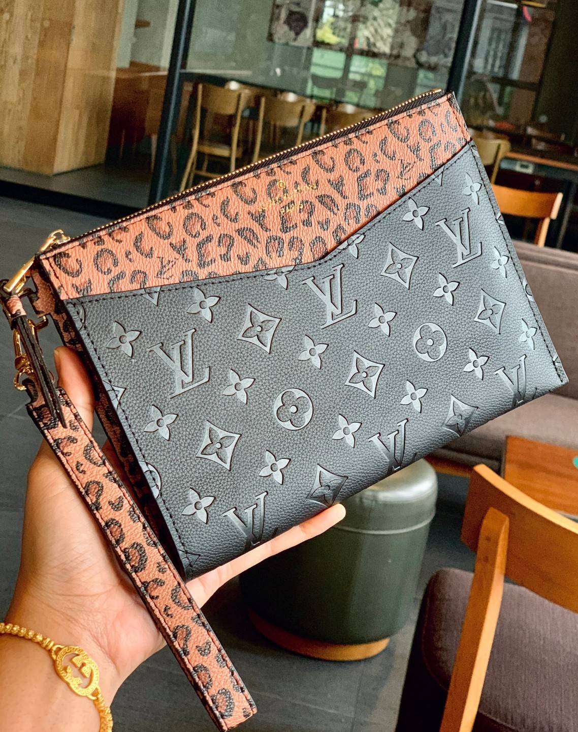 VIP 】จัดสินค้าคุณภาพมาให้สาวๆได้ใช้กันค่าา😘 Louis Vuitton Pochette Mélanie MM Monogram ใช้ขึ้นเครื่องได้เลย✈️ ✔️กระเป๋า ทรงคลัท แบบมีสายคล้องมือ ถอดออกได้หนึ่งสาย ✔️หนังแท้หนา ลายหนังพิมพ์ลายแบรนด์ได้สวยงามมากๆค่ะ
