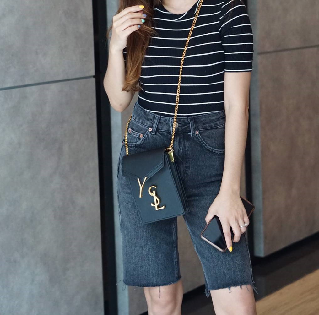 VIP 】YSL SAINT LAURENT CRASSANDA MONOGRAM PHONE BAG 5สี พร้อมส่งที่ไทย ที่นี่ที่เดียว กระเป๋าสะพายครอสบอดี้ขนาดกำลังน่ารักเลยย ทรงสูงใส่โทรศัพท์ได้ทุกรุ่น งานหนังเรียบสวย อะไหล่ทองรมควันหรูมากๆ สะพายดึงได้ทั้งสั้น ยาว ช่องด้านในแบ่งช่อง หยิบของสะดวกค่า ไม