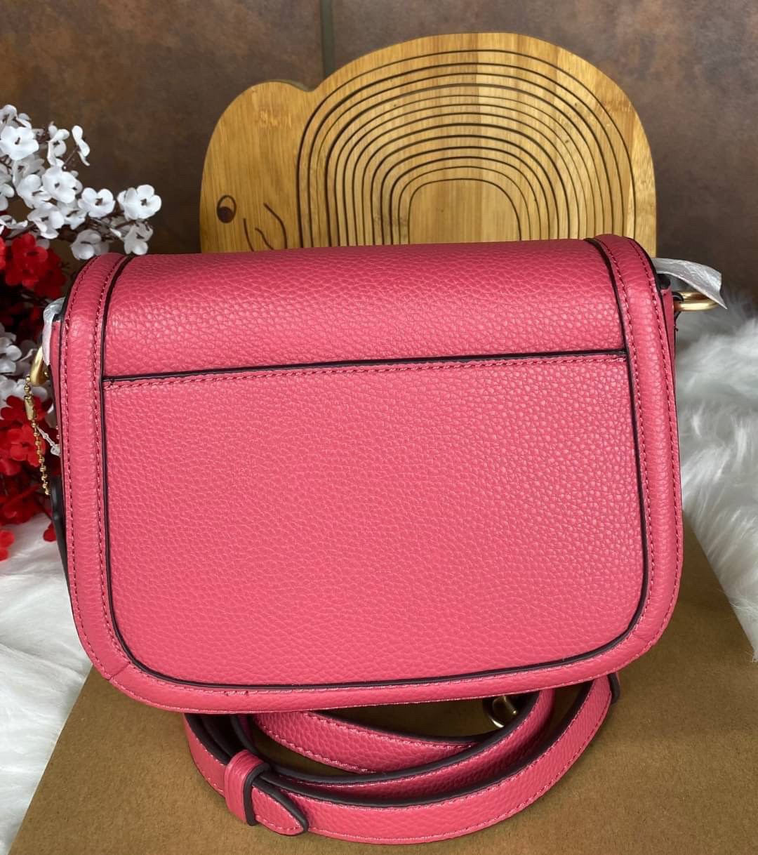 OUTLET 】COACH SADDLE BAG WITH HORSE AND CARRIAGE (COACH C4058) หนังกรวดละเอียดภายในกระเป๋ามัลติฟังก์ชั่น กระดุมแม่เหล็ก ซับในผ้านอกกระเป๋าเปิด สายสะพายถอดได้ สายสะพายยาว 22" สำหรับสะพายไหล่หรือ crossbody